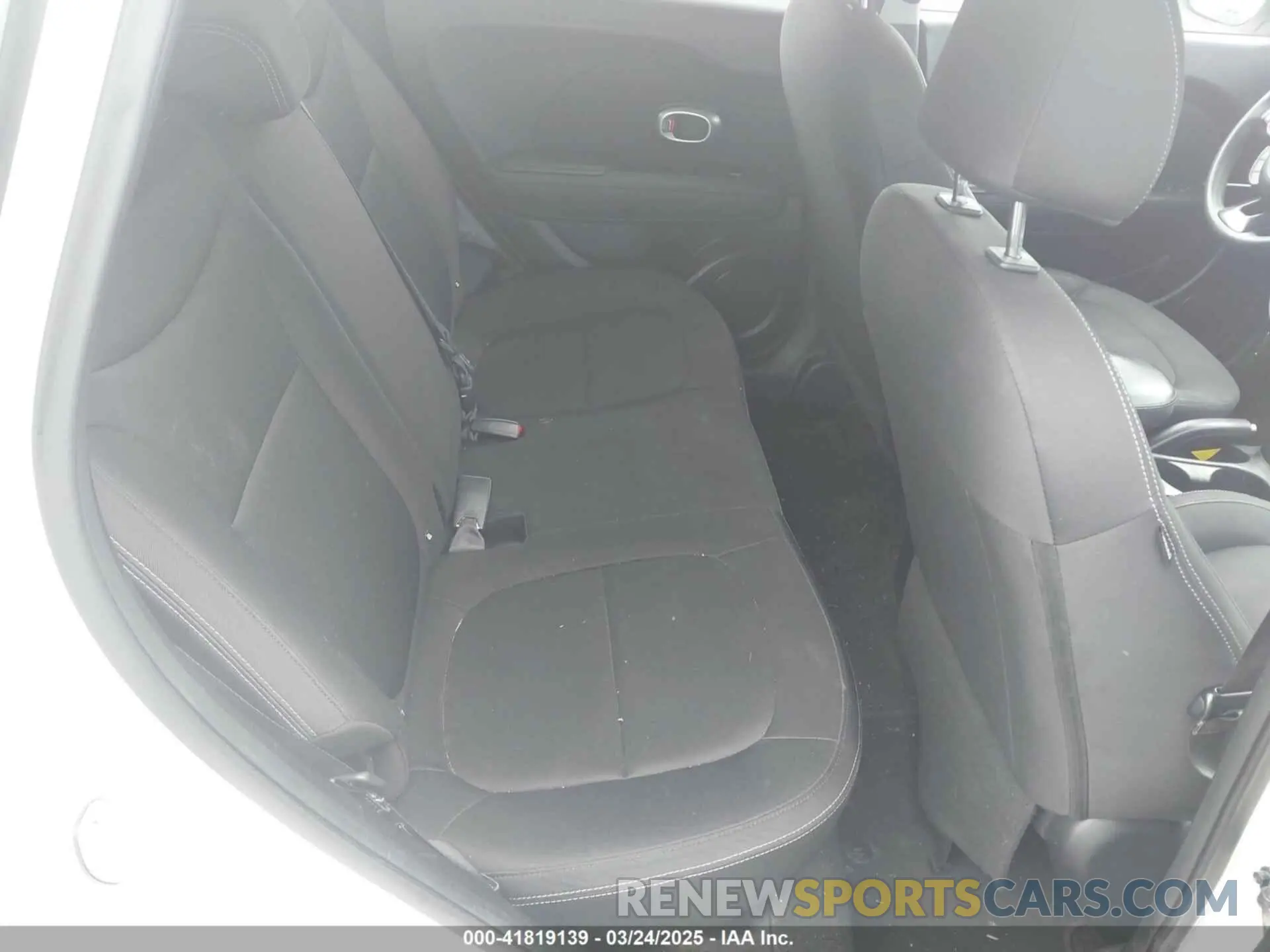 8 fotografías del automóvil dañado KNDJN2A23K7685980 KIA SOUL 2019