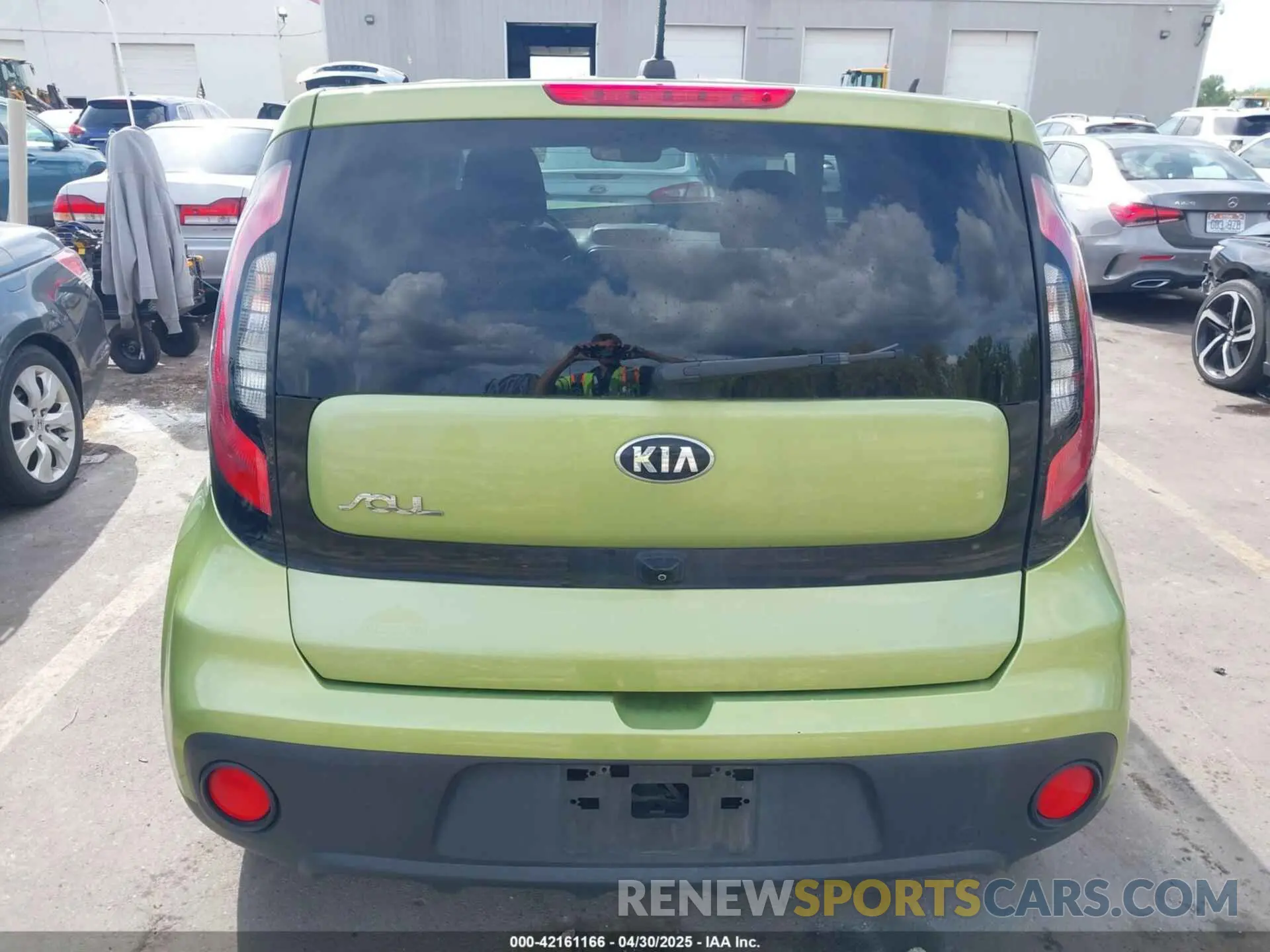 17 fotografías del automóvil dañado KNDJN2A23K7911127 KIA SOUL 2019