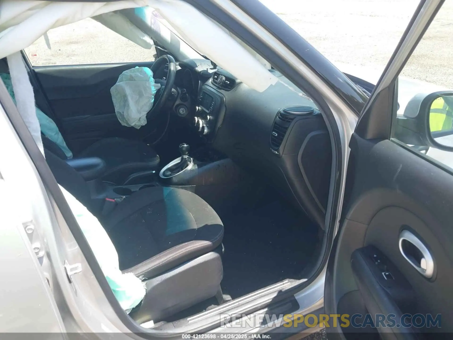 5 fotografías del automóvil dañado KNDJN2A24K7020179 KIA SOUL 2019