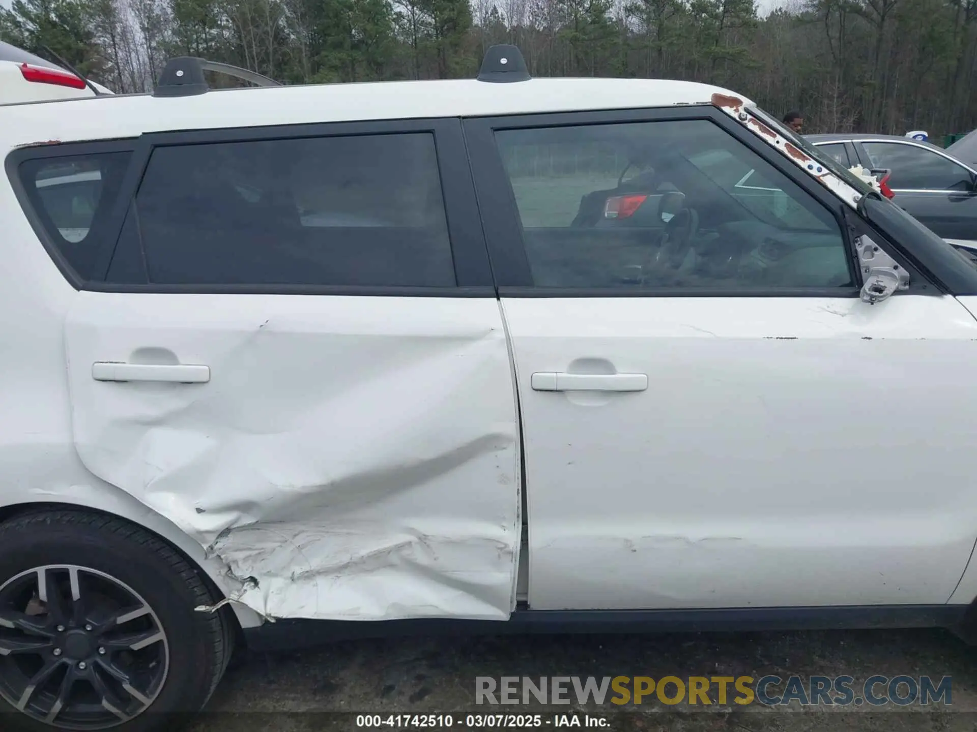 14 fotografías del automóvil dañado KNDJN2A24K7636139 KIA SOUL 2019