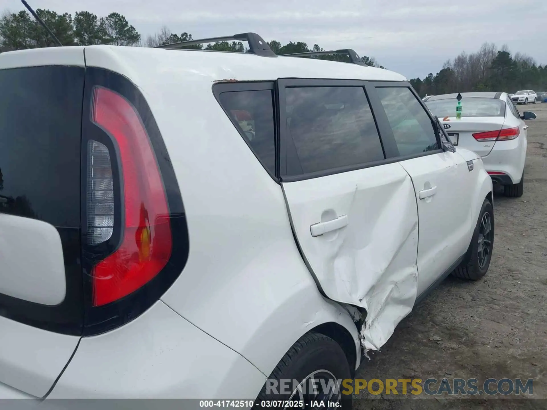 18 fotografías del automóvil dañado KNDJN2A24K7636139 KIA SOUL 2019