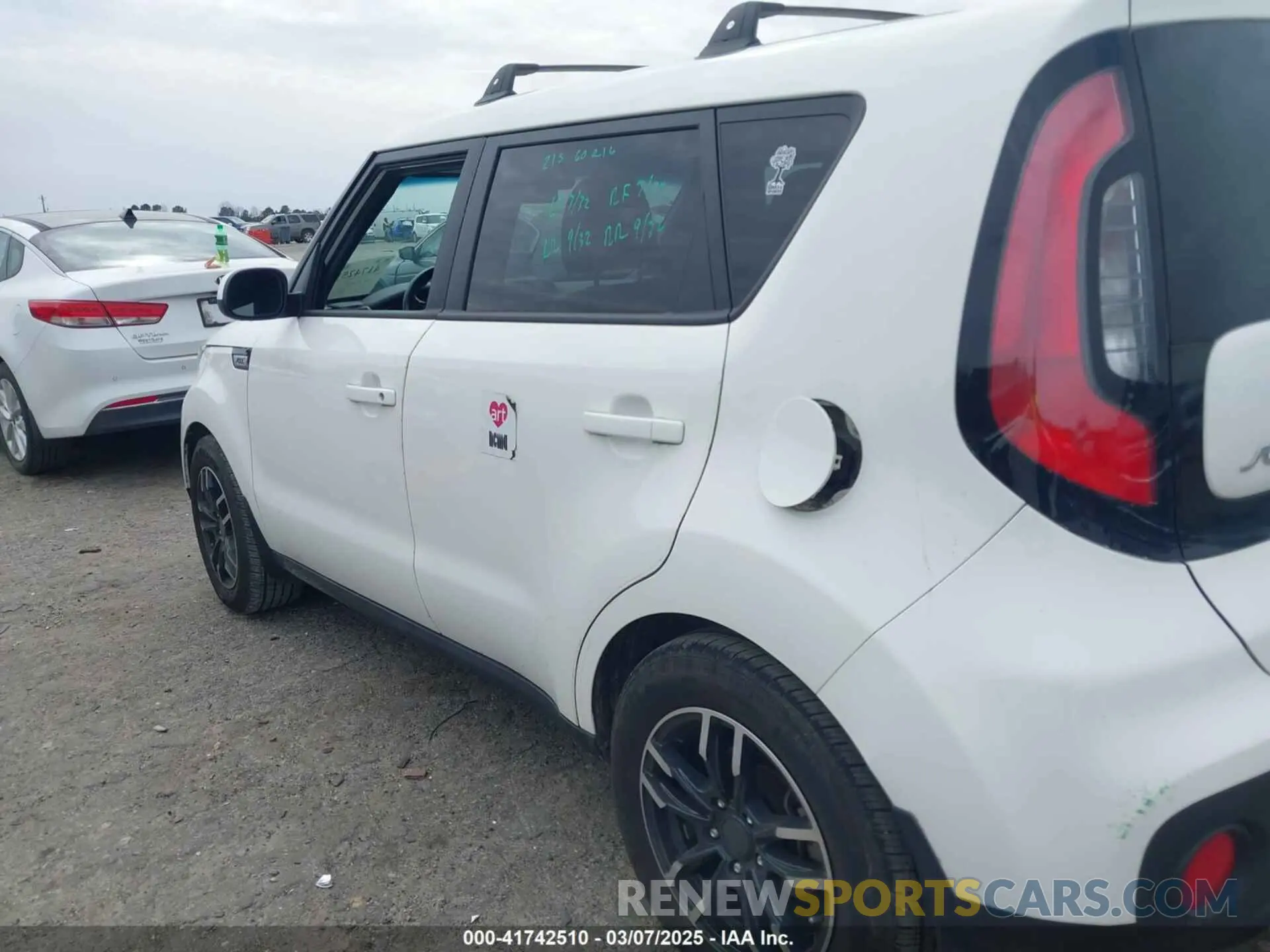 3 fotografías del automóvil dañado KNDJN2A24K7636139 KIA SOUL 2019