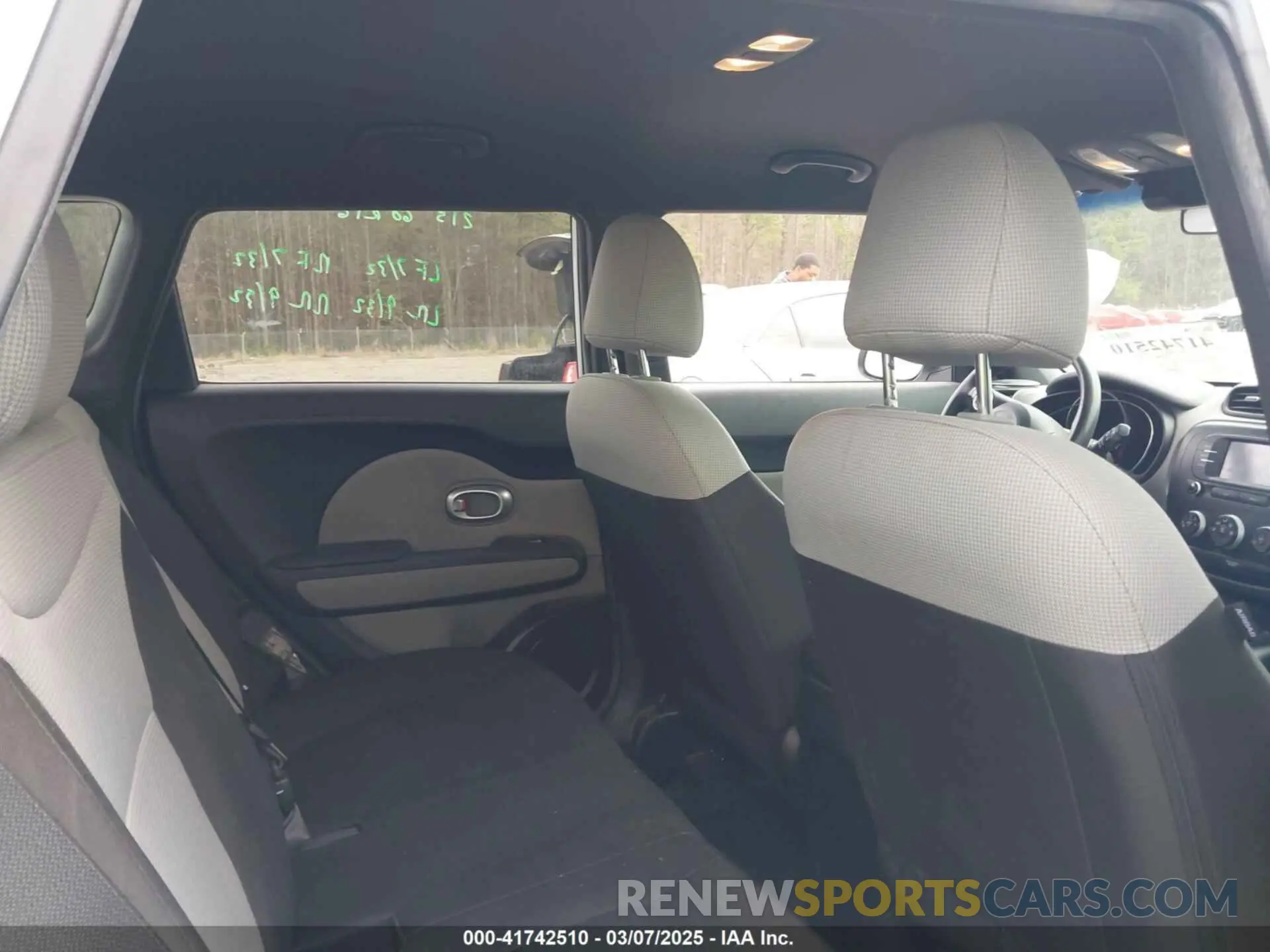 8 fotografías del automóvil dañado KNDJN2A24K7636139 KIA SOUL 2019