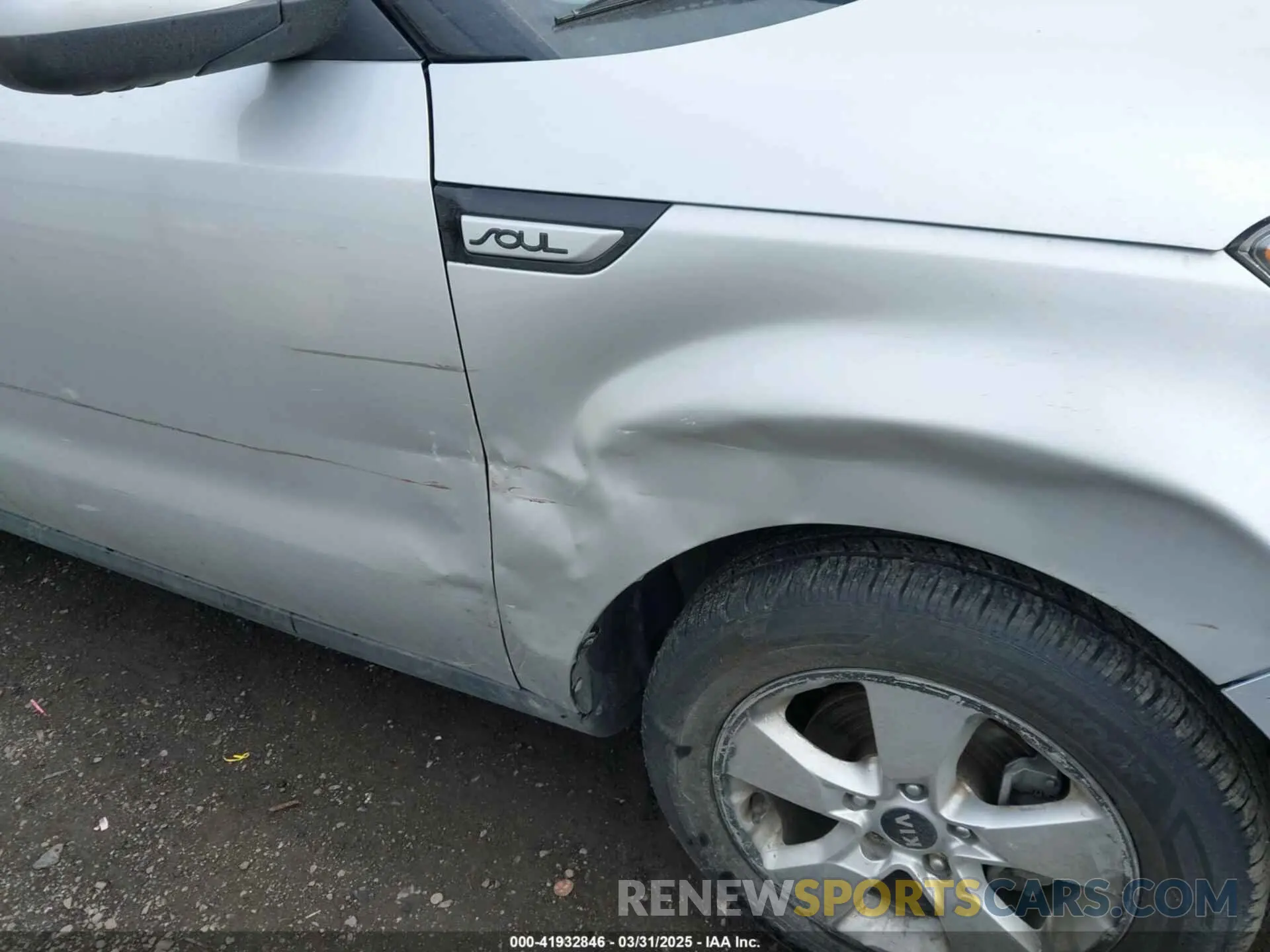 17 fotografías del automóvil dañado KNDJN2A24K7676852 KIA SOUL 2019