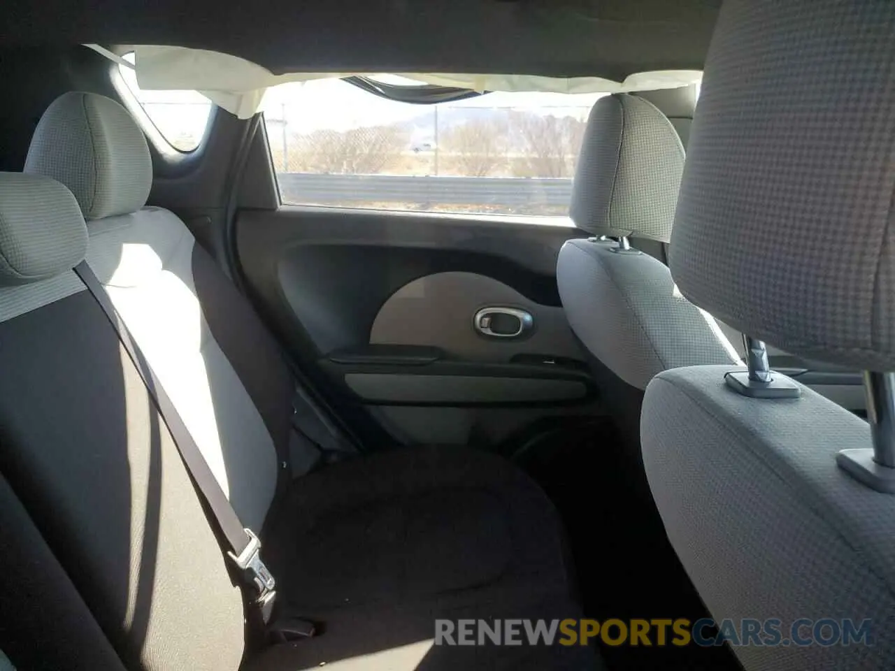10 fotografías del automóvil dañado KNDJN2A25K7643116 KIA SOUL 2019