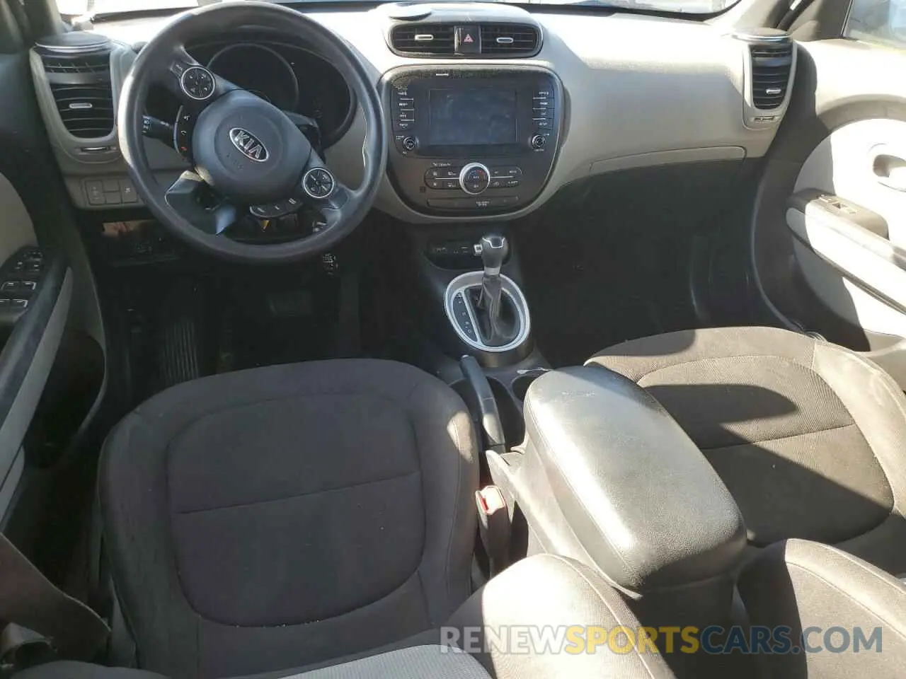 8 fotografías del automóvil dañado KNDJN2A25K7643116 KIA SOUL 2019