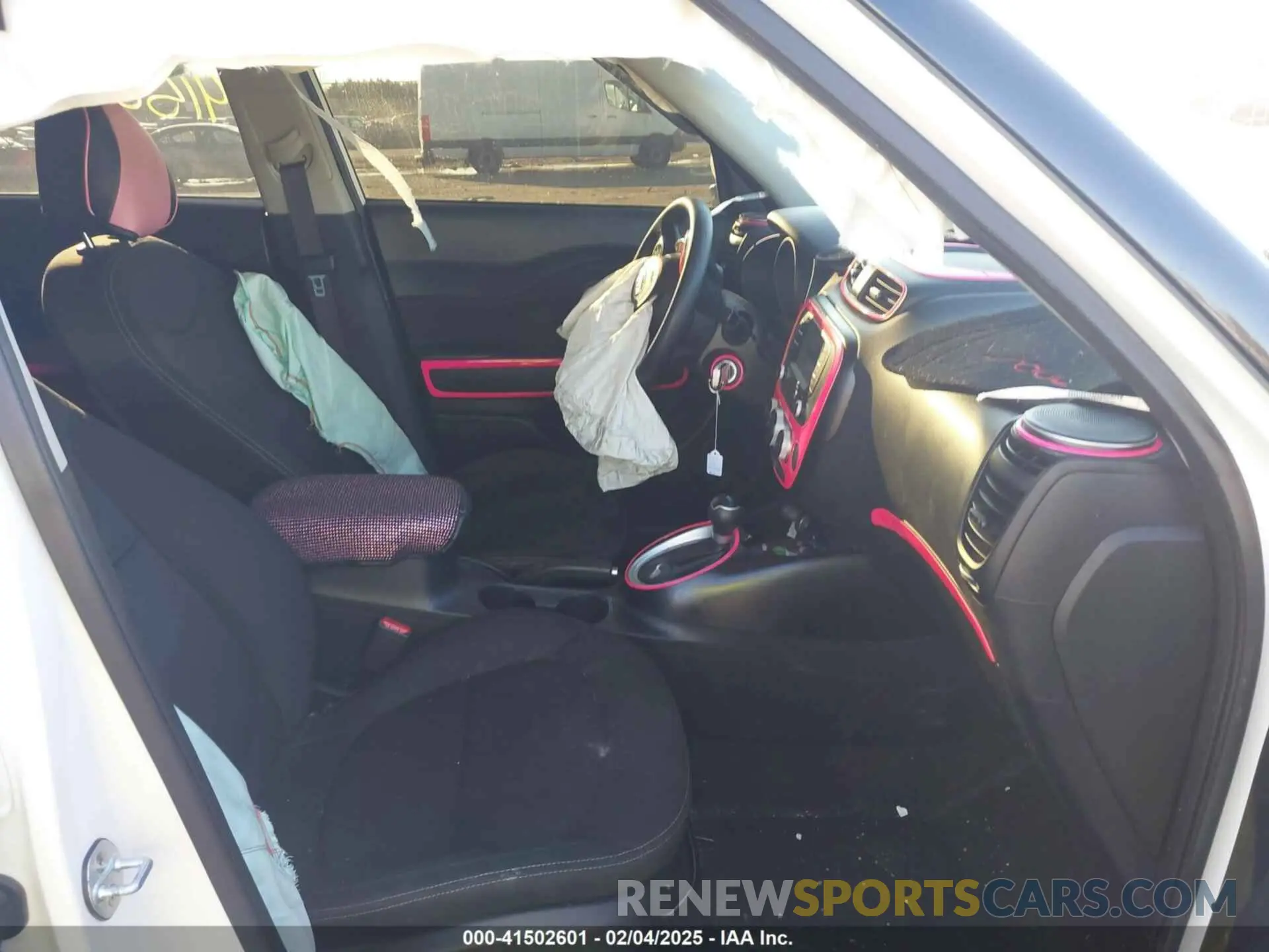 5 fotografías del automóvil dañado KNDJN2A26K7002086 KIA SOUL 2019