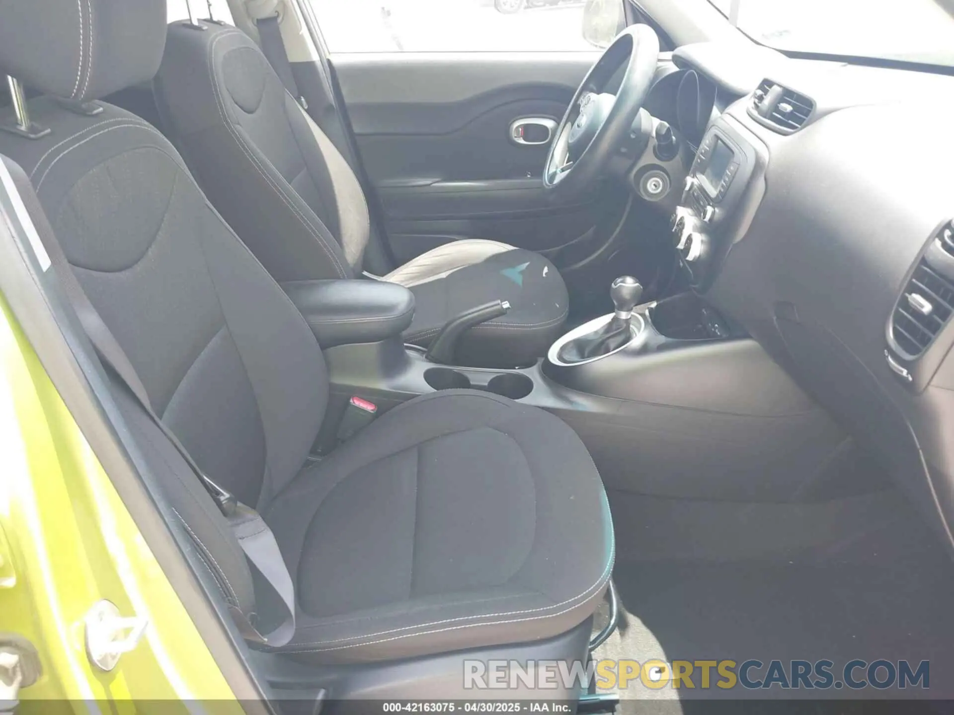 5 fotografías del automóvil dañado KNDJN2A26K7920520 KIA SOUL 2019