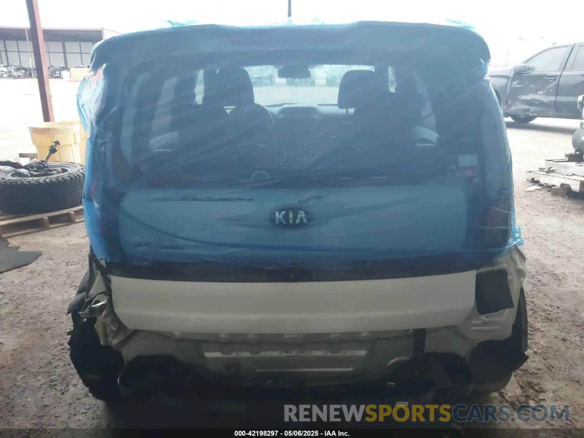 18 fotografías del automóvil dañado KNDJN2A27K7013680 KIA SOUL 2019