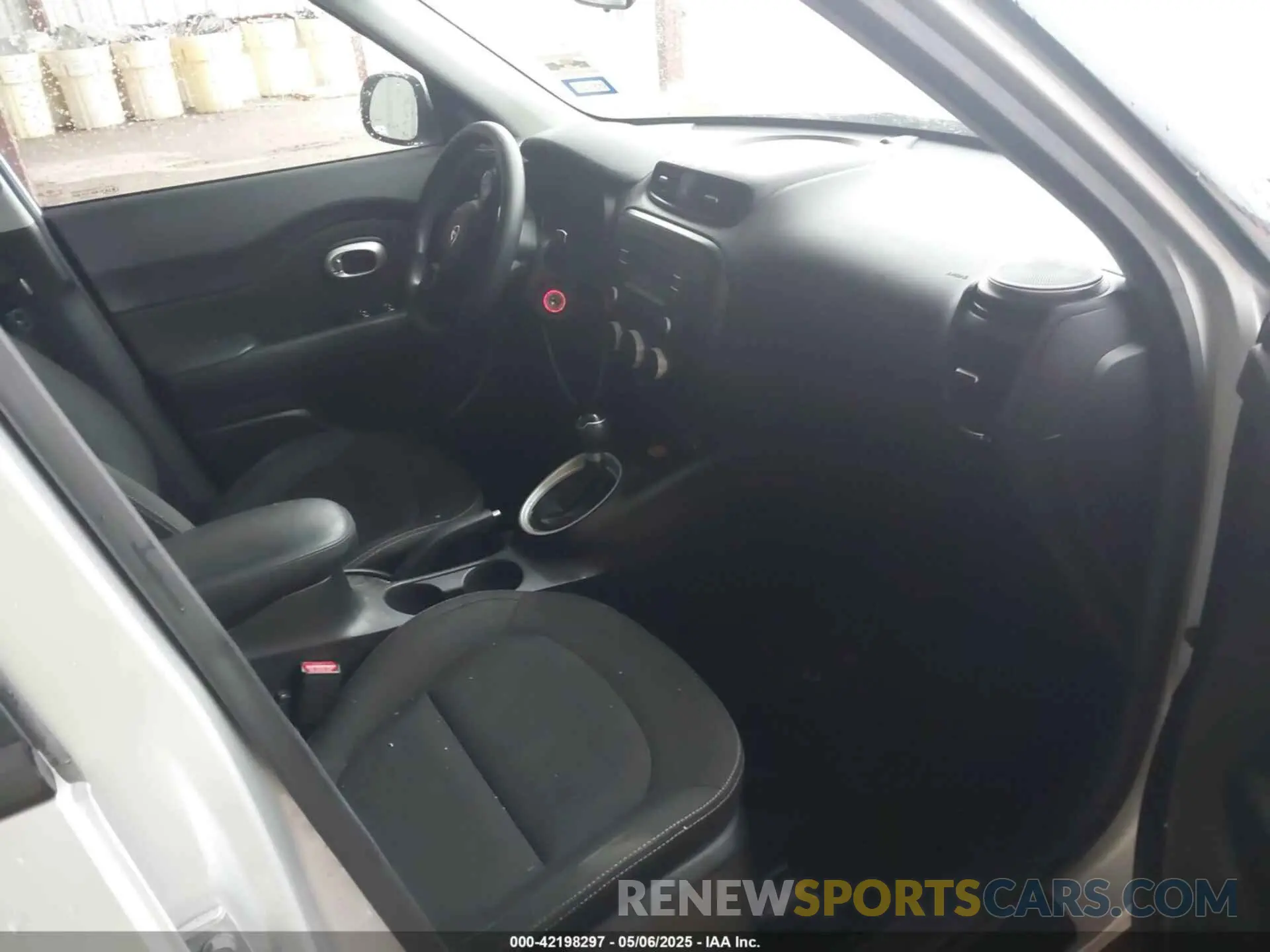 5 fotografías del automóvil dañado KNDJN2A27K7013680 KIA SOUL 2019