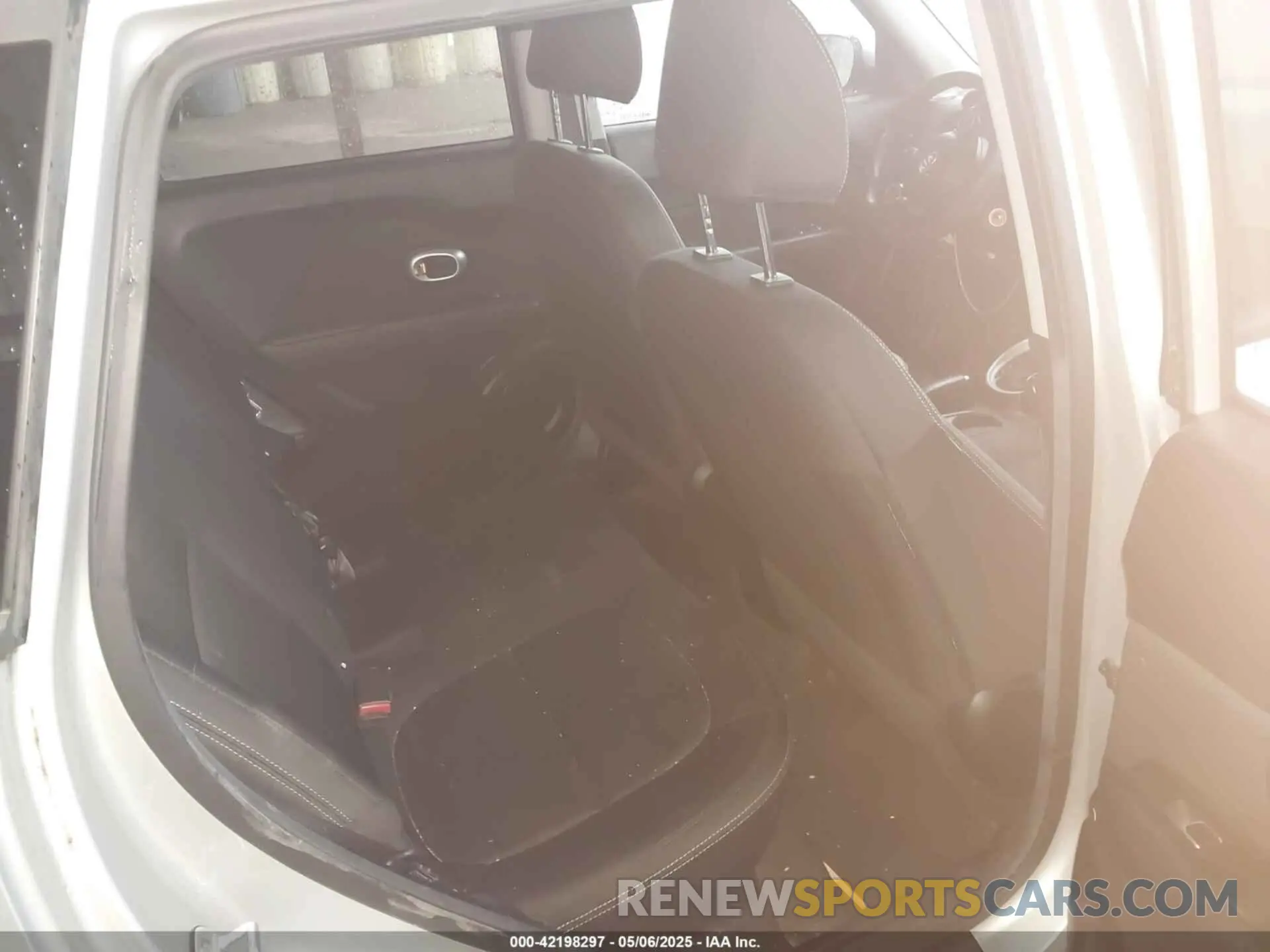 8 fotografías del automóvil dañado KNDJN2A27K7013680 KIA SOUL 2019