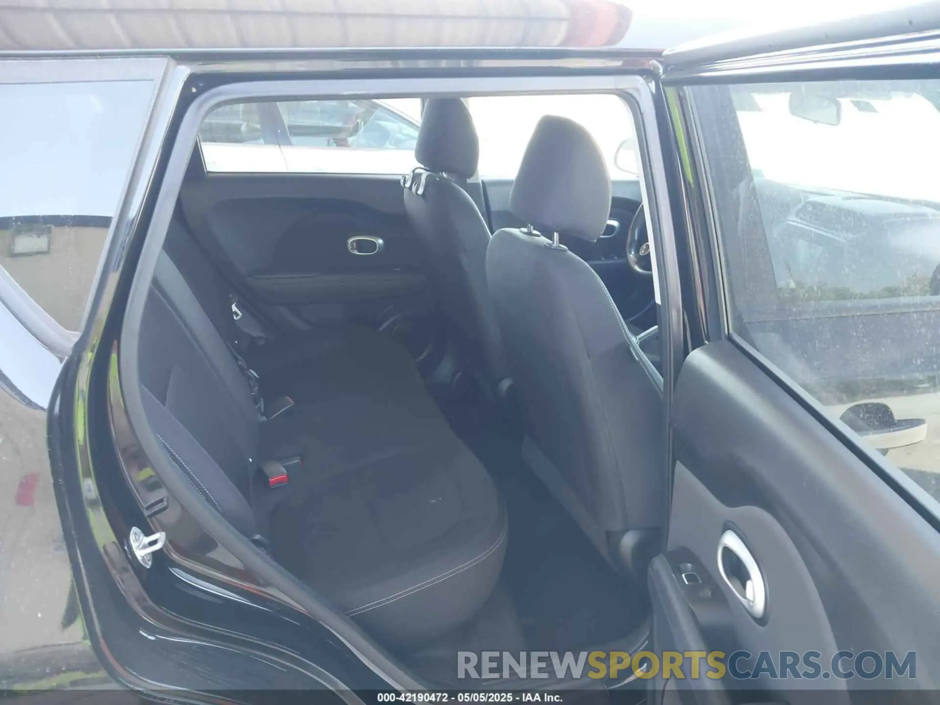 8 fotografías del automóvil dañado KNDJN2A27K7911003 KIA SOUL 2019