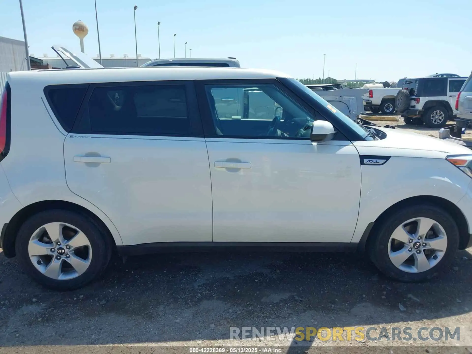 13 fotografías del automóvil dañado KNDJN2A28K7010934 KIA SOUL 2019