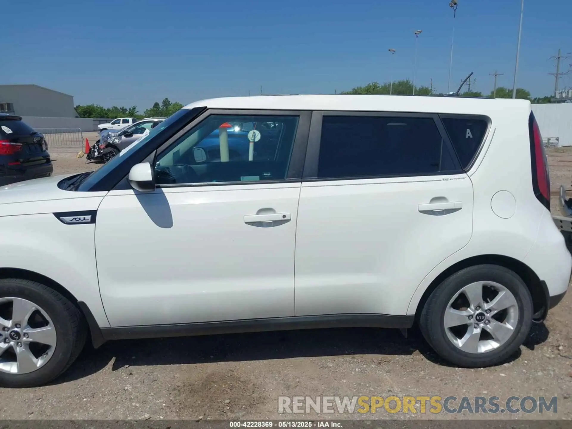 14 fotografías del automóvil dañado KNDJN2A28K7010934 KIA SOUL 2019