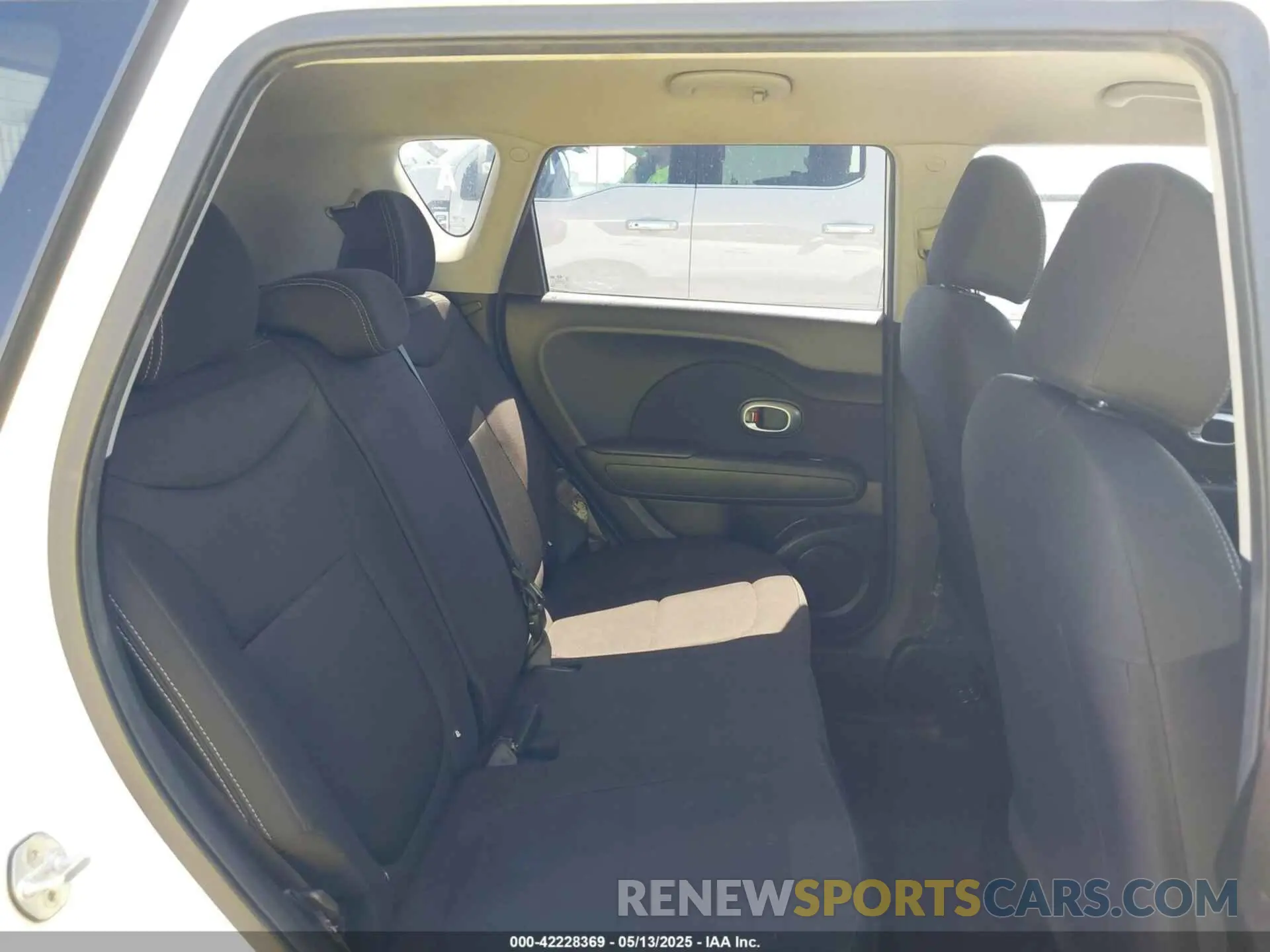 8 fotografías del automóvil dañado KNDJN2A28K7010934 KIA SOUL 2019