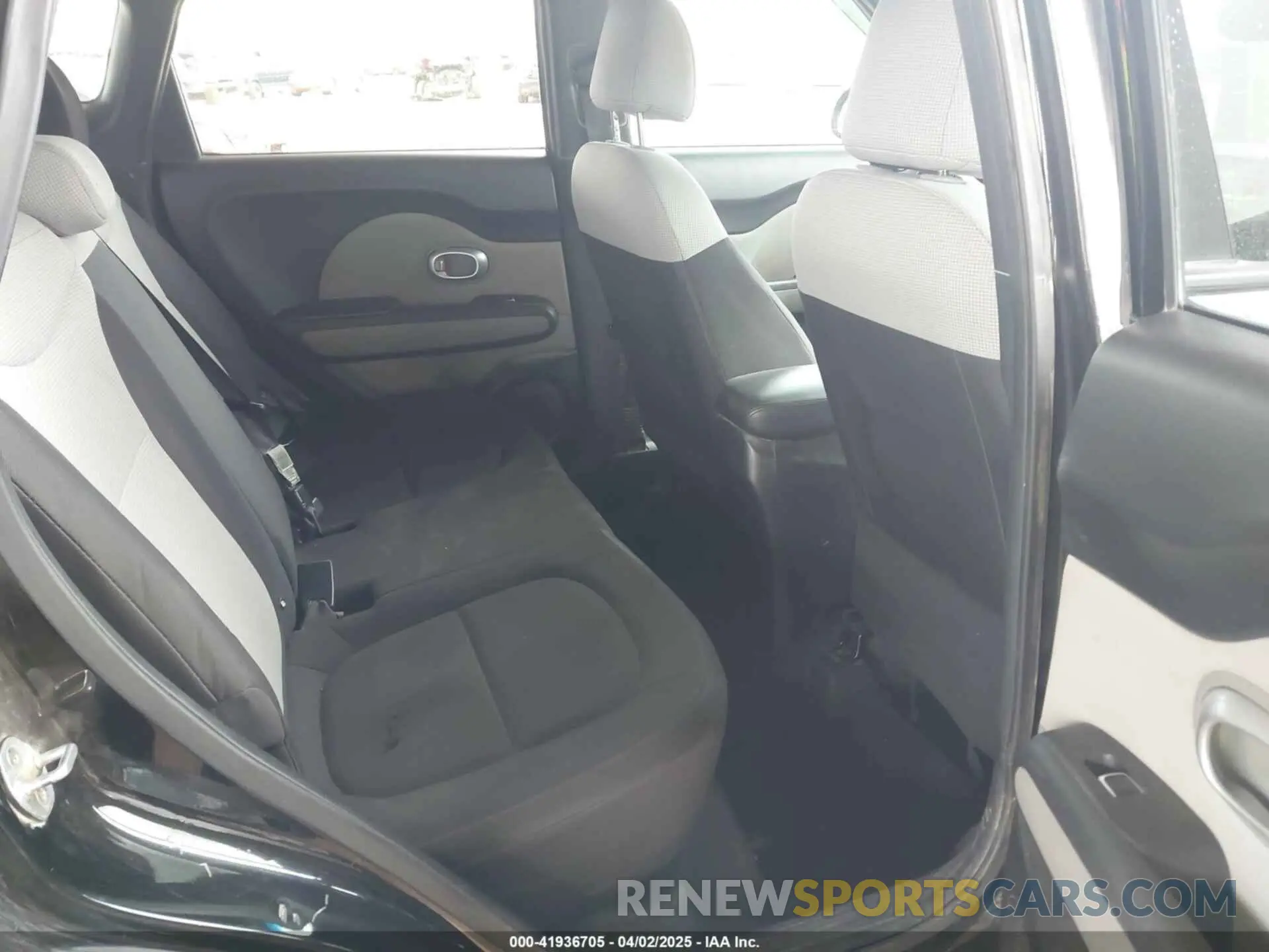 8 fotografías del automóvil dañado KNDJN2A28K7684291 KIA SOUL 2019