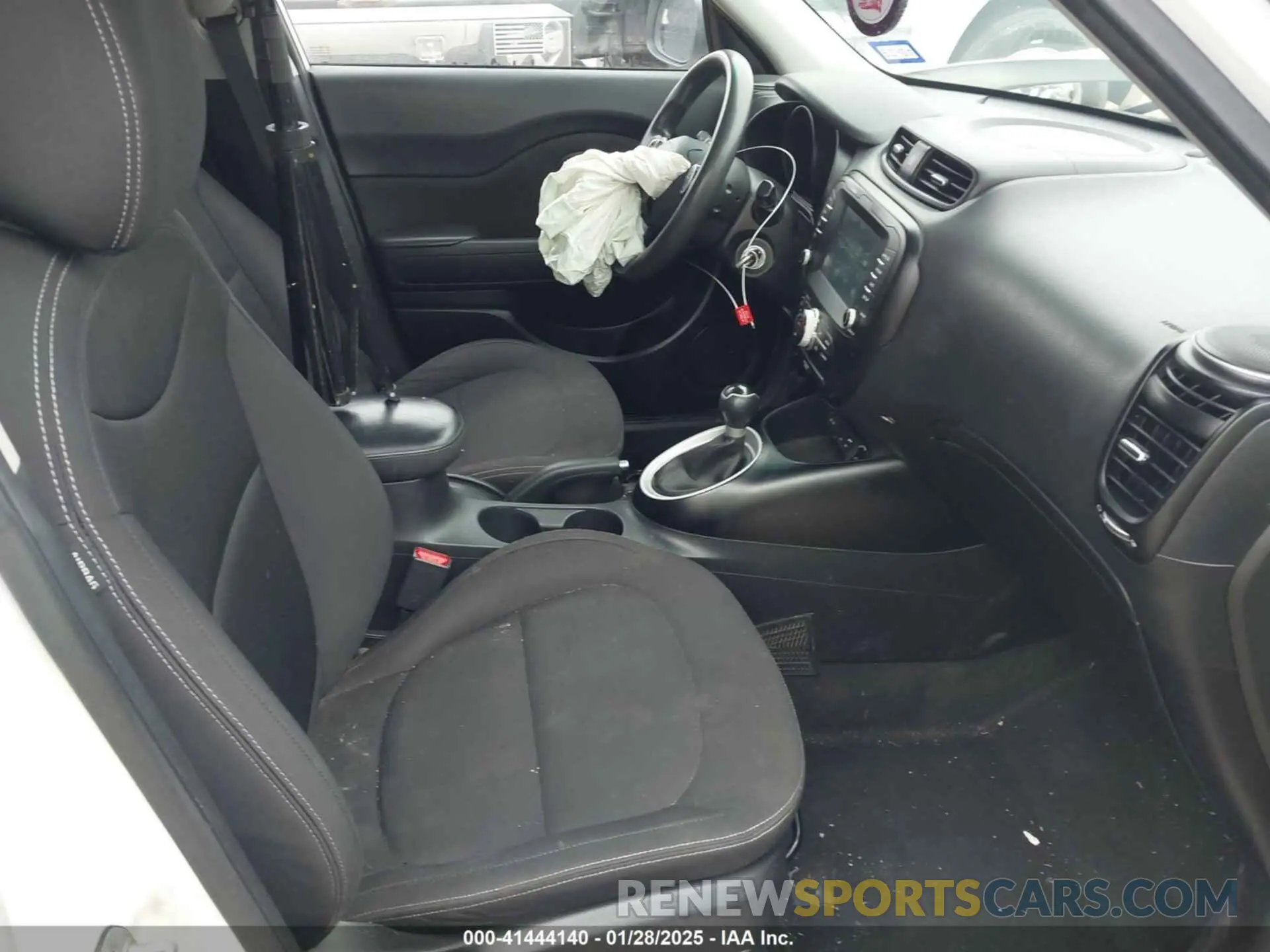5 fotografías del automóvil dañado KNDJN2A29K7669721 KIA SOUL 2019