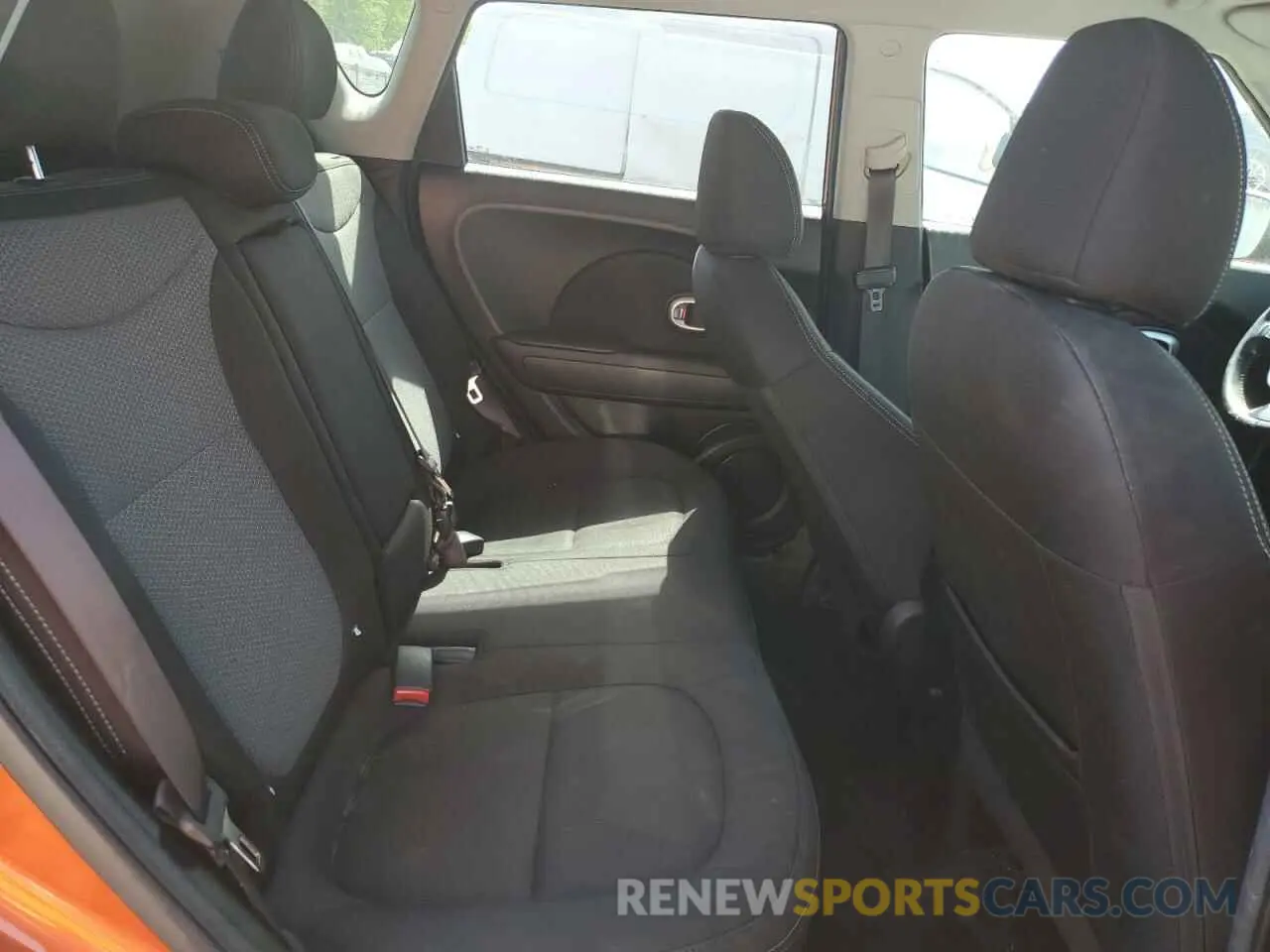 10 fotografías del automóvil dañado KNDJP3A50K7633474 KIA SOUL 2019