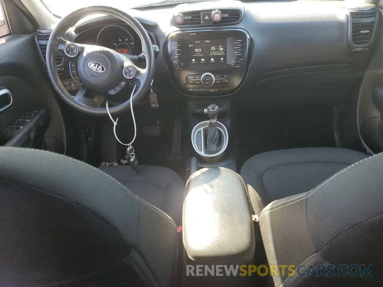 8 fotografías del automóvil dañado KNDJP3A50K7640456 KIA SOUL 2019