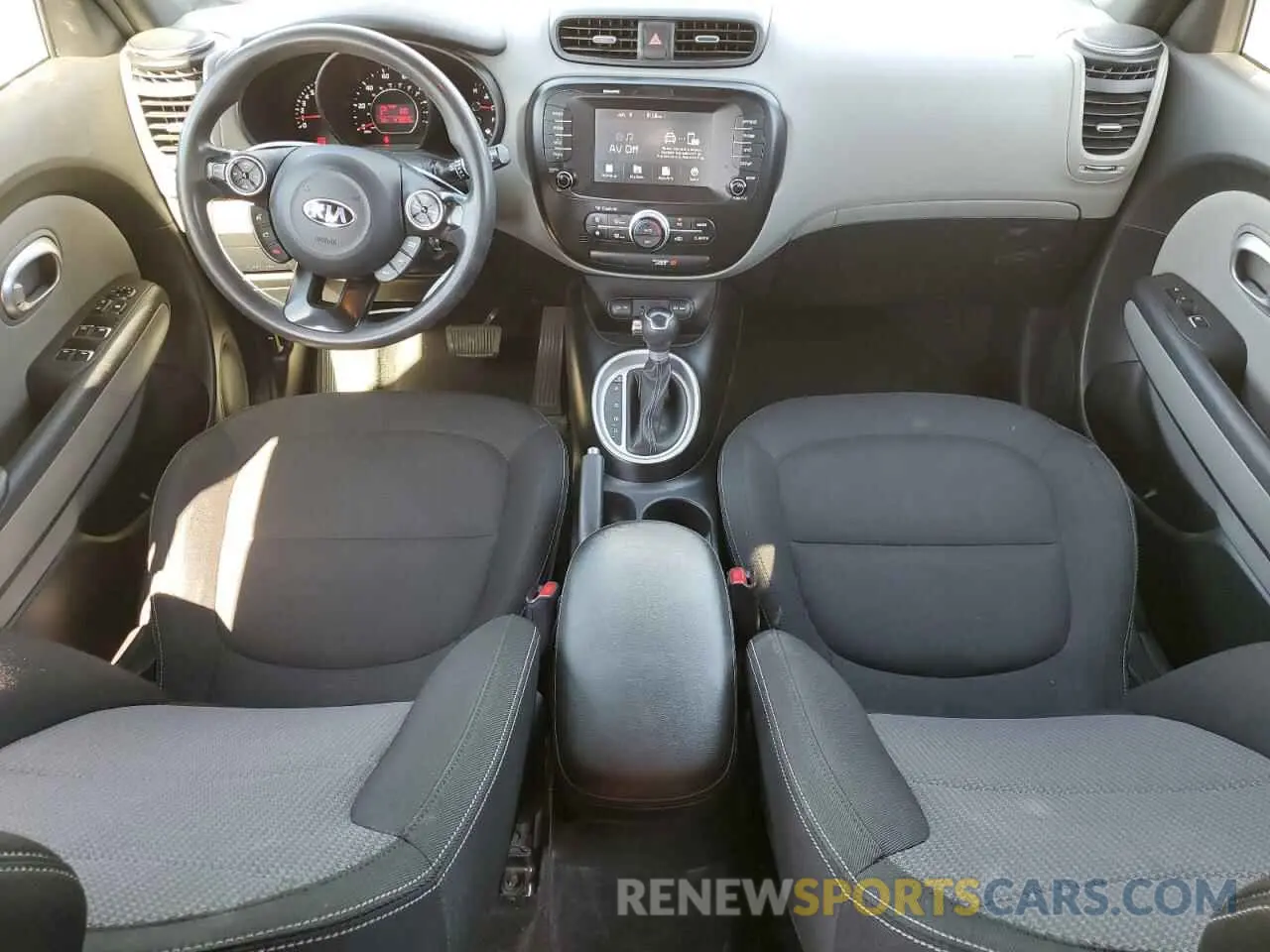 8 fotografías del automóvil dañado KNDJP3A51K7000093 KIA SOUL 2019