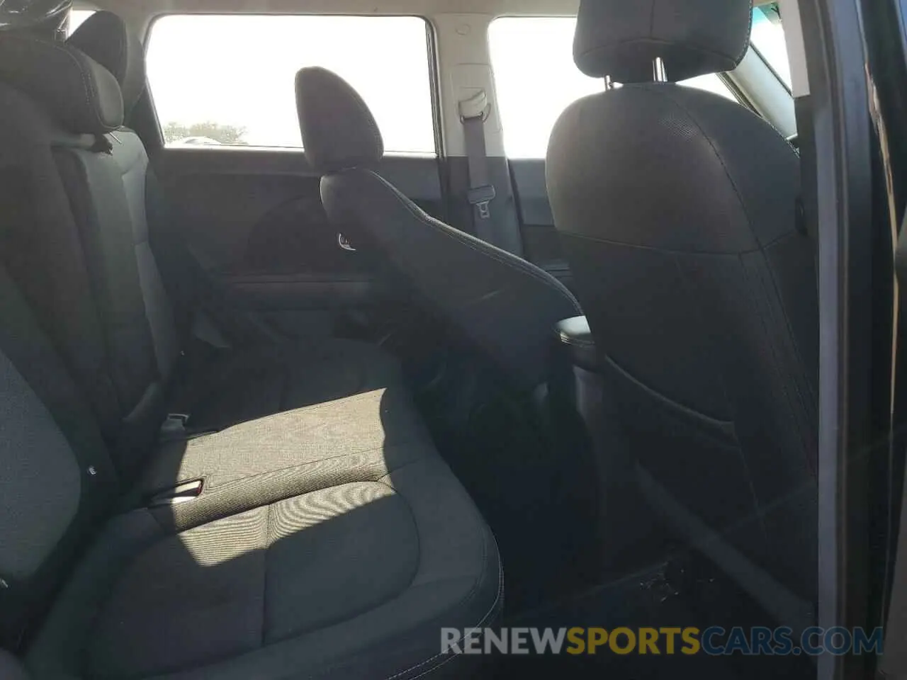 10 fotografías del automóvil dañado KNDJP3A51K7012194 KIA SOUL 2019