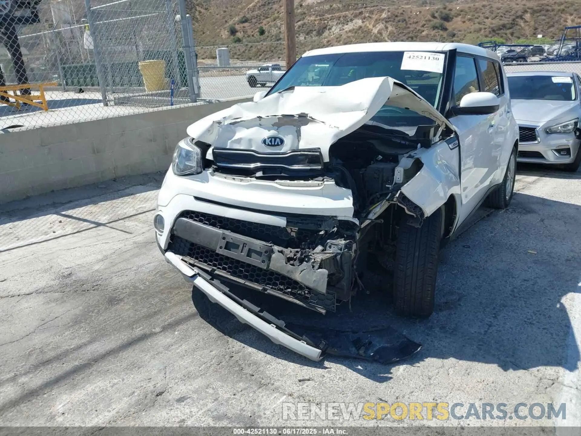 2 fotografías del automóvil dañado KNDJP3A51K7664149 KIA SOUL 2019