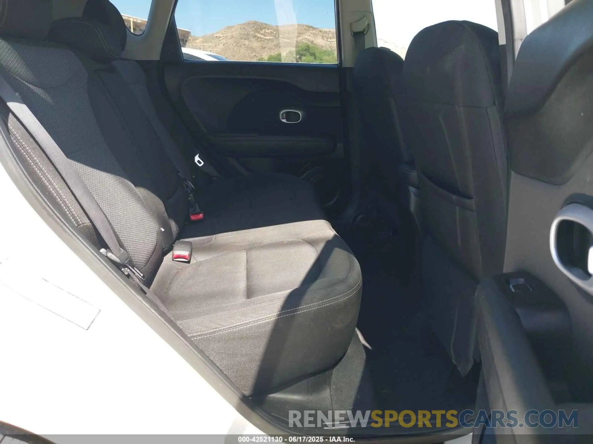 8 fotografías del automóvil dañado KNDJP3A51K7664149 KIA SOUL 2019