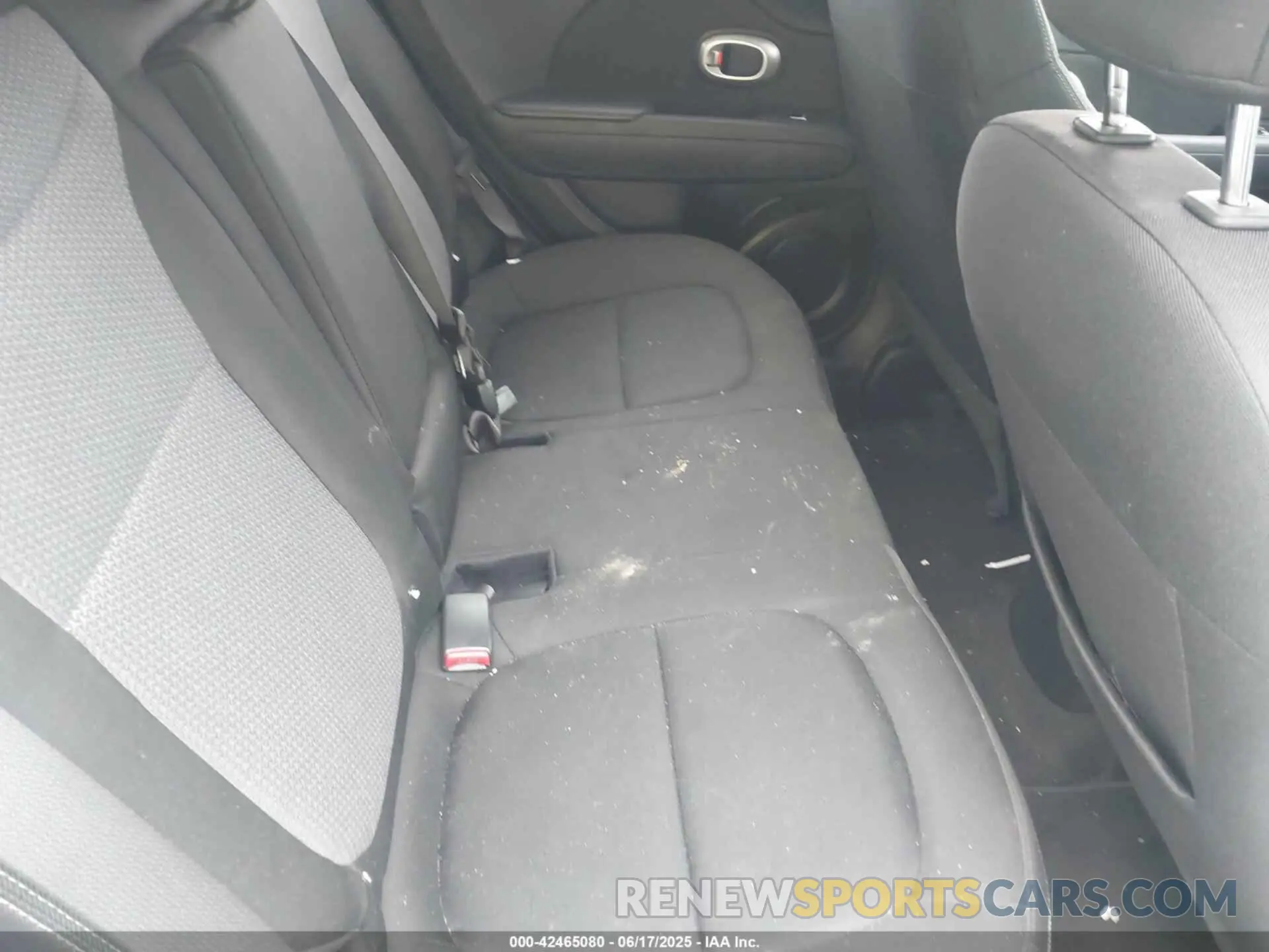 8 fotografías del automóvil dañado KNDJP3A51K7673790 KIA SOUL 2019