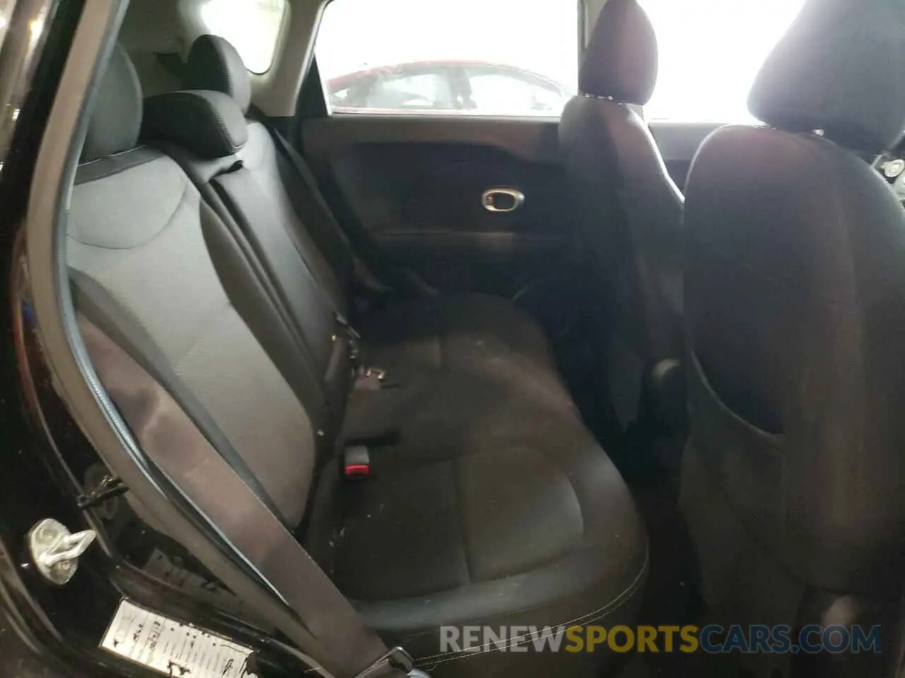 11 fotografías del automóvil dañado KNDJP3A51K7676205 KIA SOUL 2019