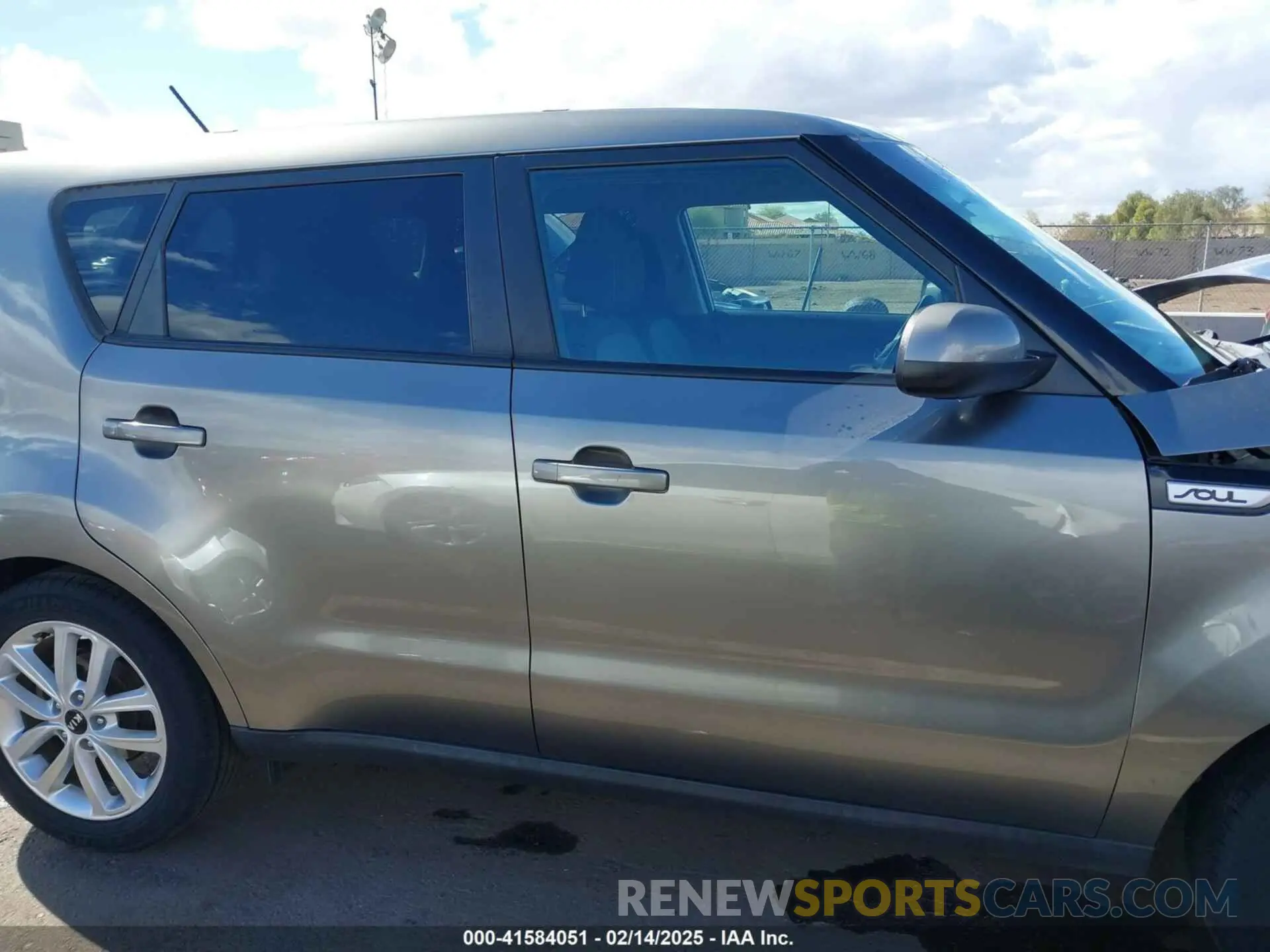 13 fotografías del automóvil dañado KNDJP3A52K7007909 KIA SOUL 2019