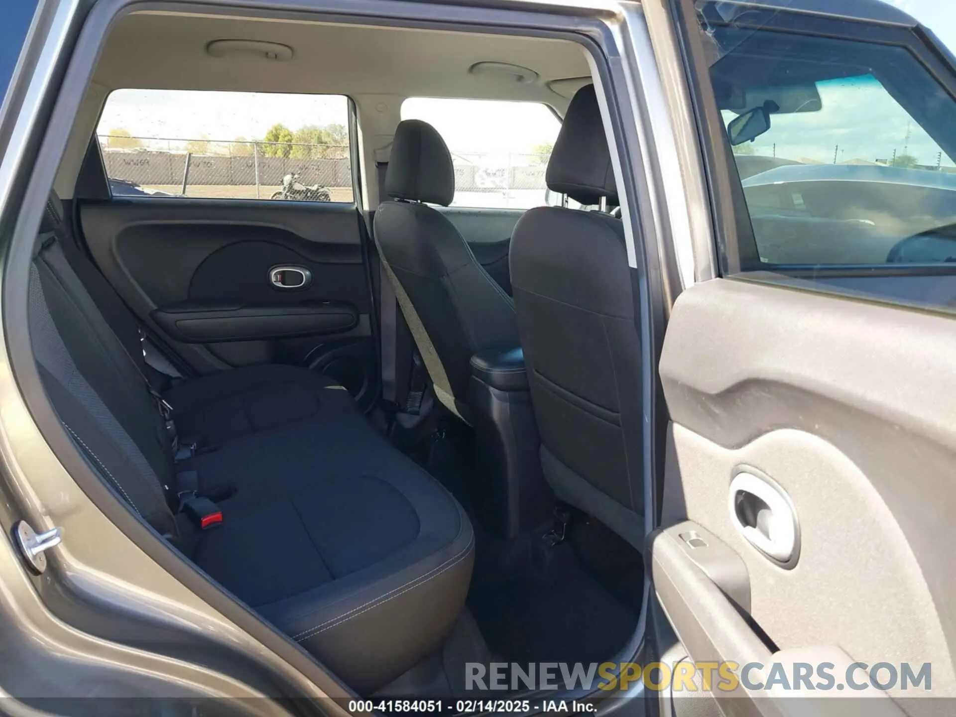 8 fotografías del automóvil dañado KNDJP3A52K7007909 KIA SOUL 2019