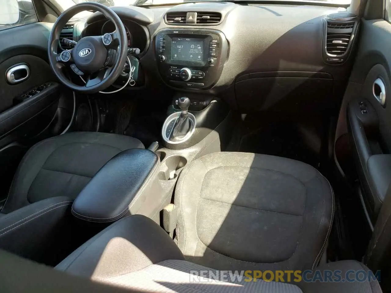 8 fotografías del automóvil dañado KNDJP3A52K7017744 KIA SOUL 2019