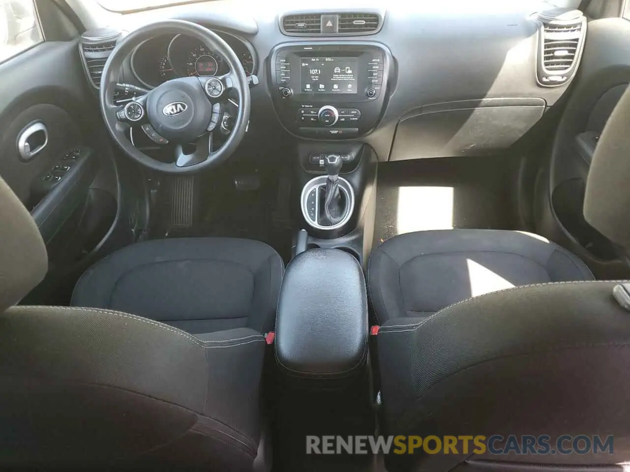 8 fotografías del automóvil dañado KNDJP3A55K7672559 KIA SOUL 2019