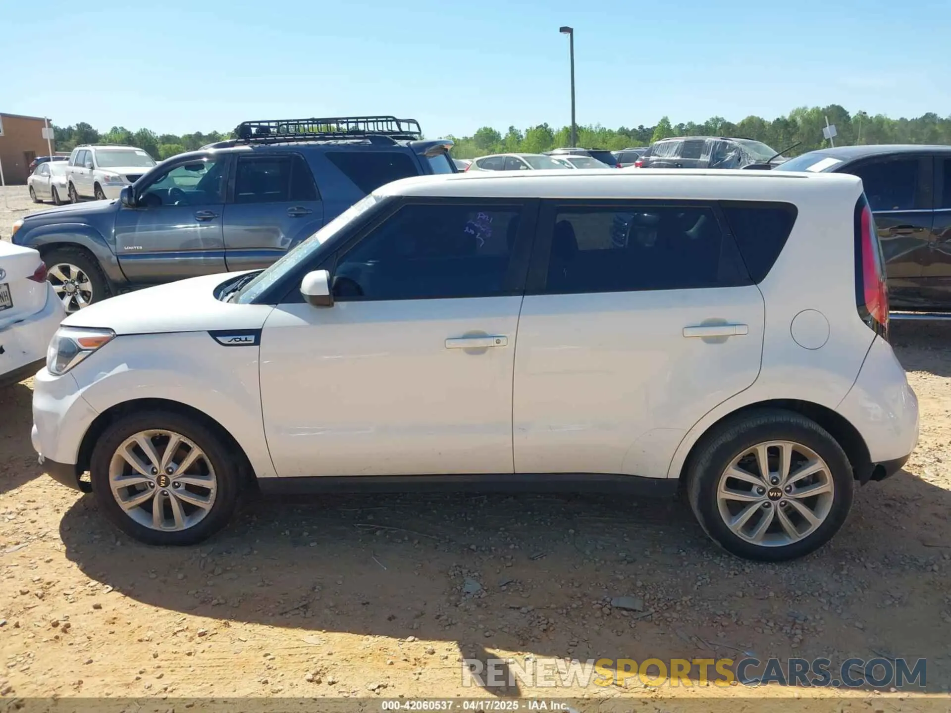 14 fotografías del automóvil dañado KNDJP3A56K7673994 KIA SOUL 2019