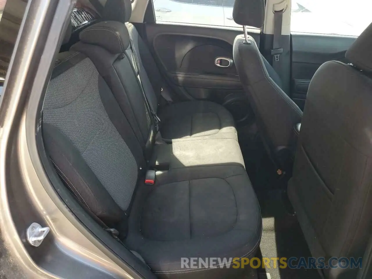 11 fotografías del automóvil dañado KNDJP3A56K7697938 KIA SOUL 2019