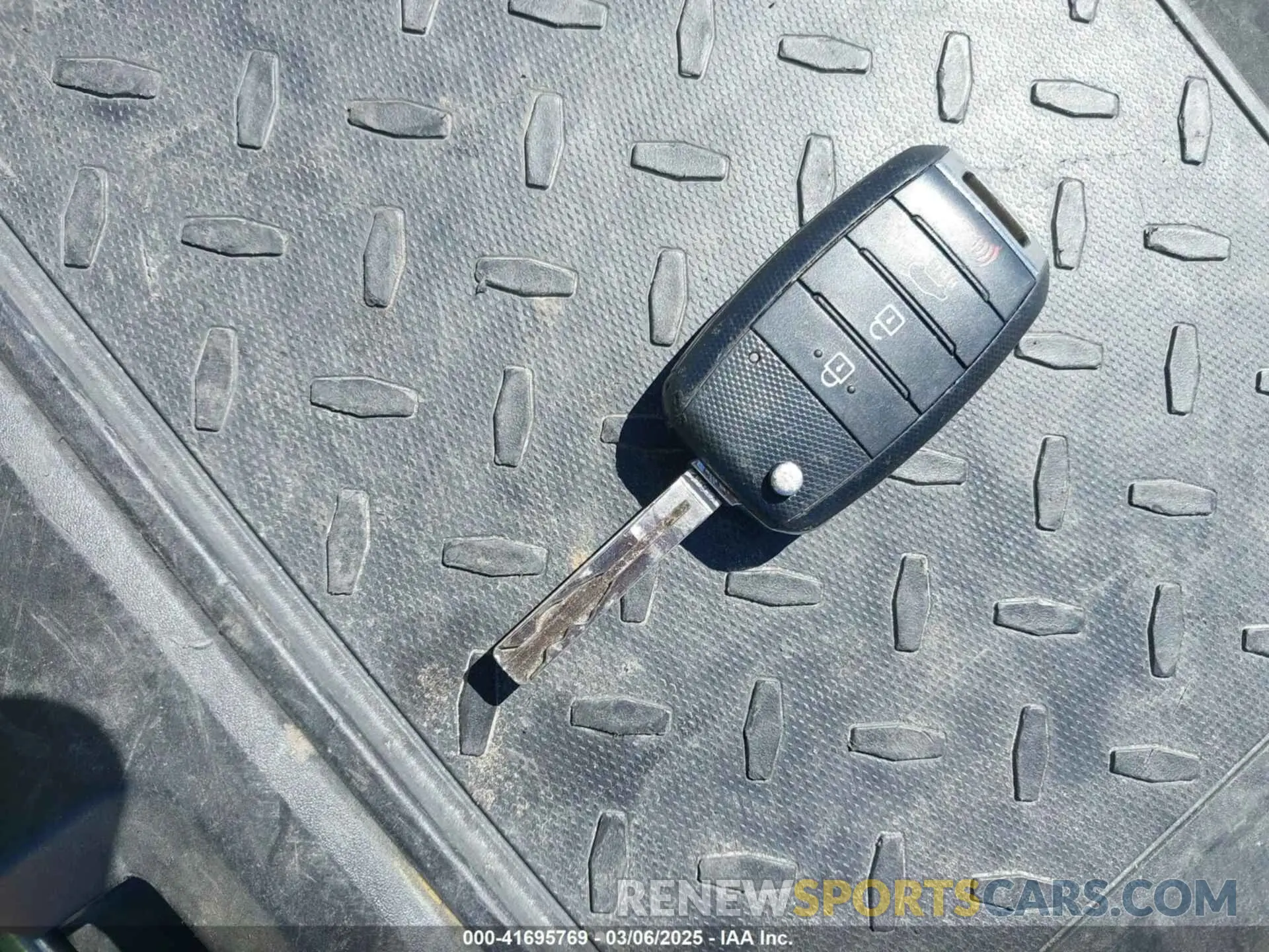 11 fotografías del automóvil dañado KNDJP3A58K7631729 KIA SOUL 2019