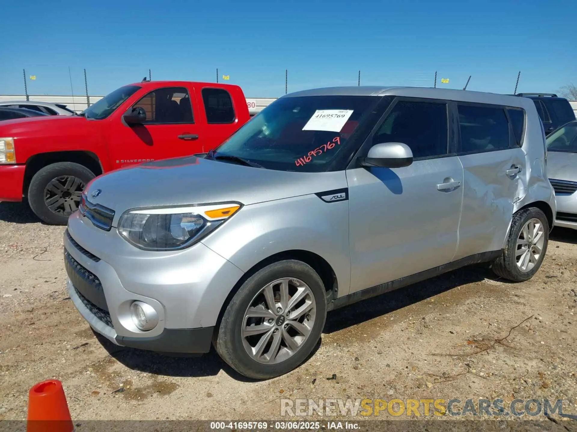 2 fotografías del automóvil dañado KNDJP3A58K7631729 KIA SOUL 2019