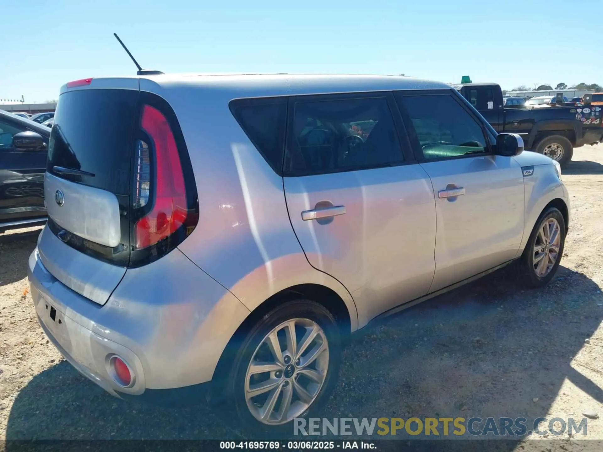 4 fotografías del automóvil dañado KNDJP3A58K7631729 KIA SOUL 2019