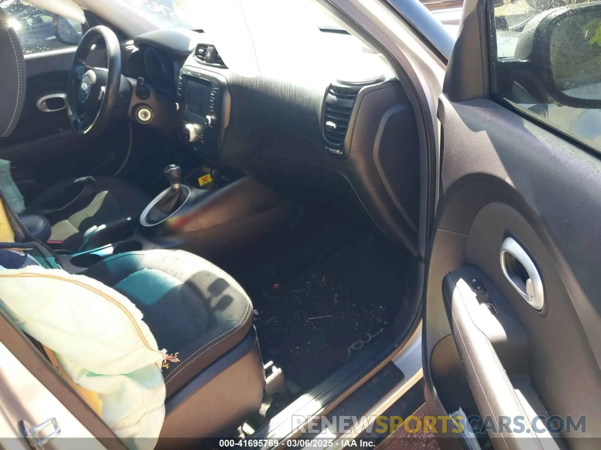 5 fotografías del automóvil dañado KNDJP3A58K7631729 KIA SOUL 2019