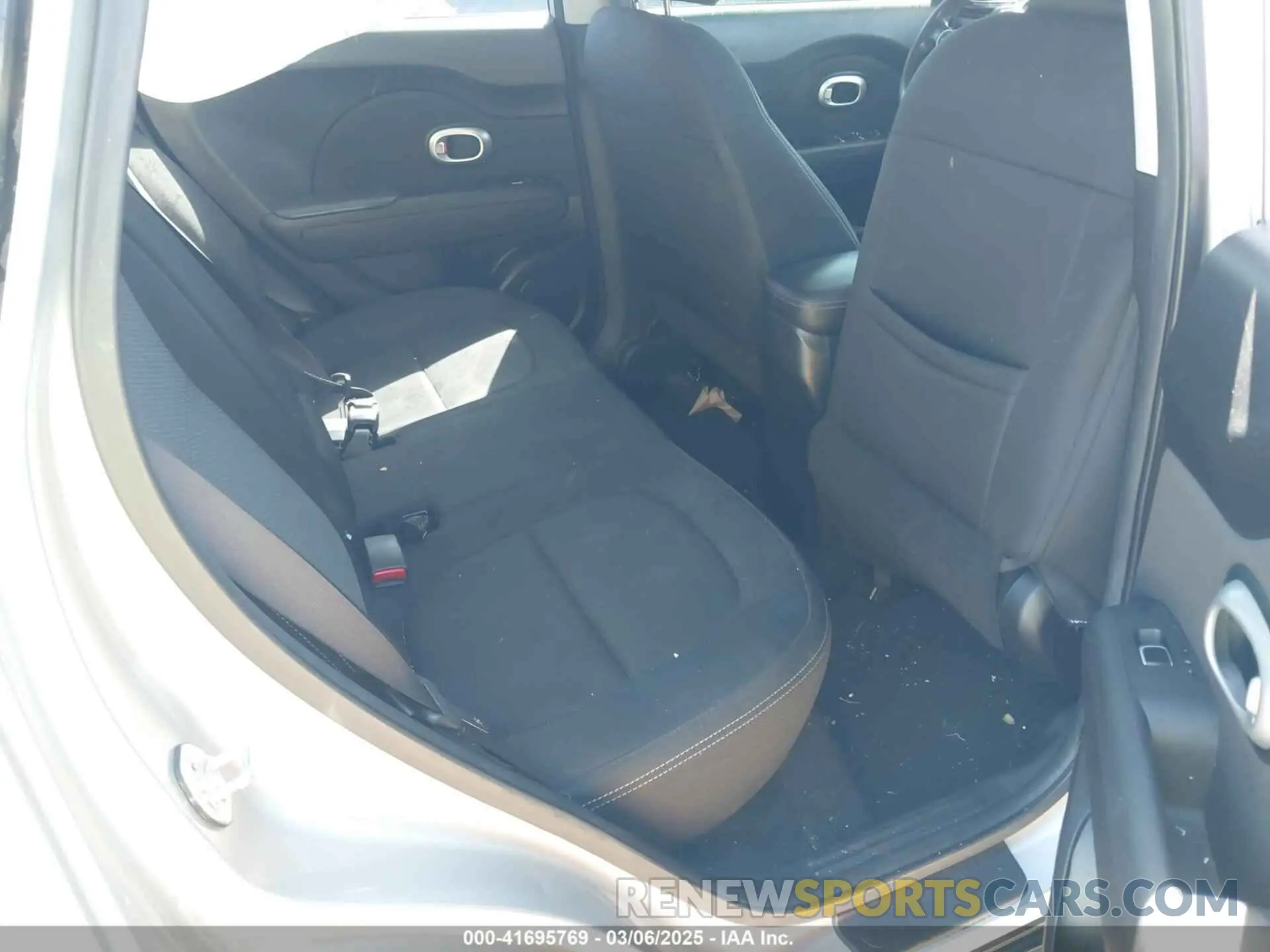8 fotografías del automóvil dañado KNDJP3A58K7631729 KIA SOUL 2019