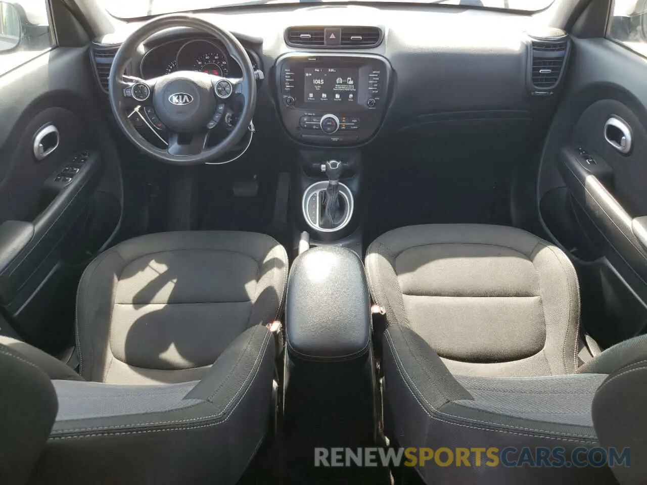8 fotografías del automóvil dañado KNDJP3A5XK7677319 KIA SOUL 2019
