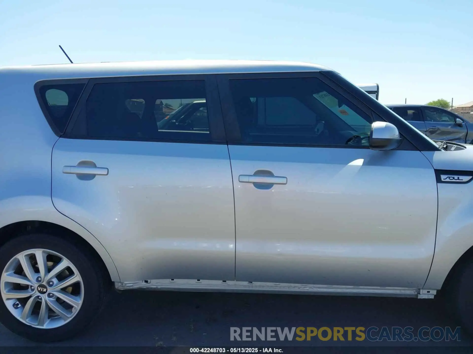 14 fotografías del automóvil dañado KNDJP3A5XK7691270 KIA SOUL 2019