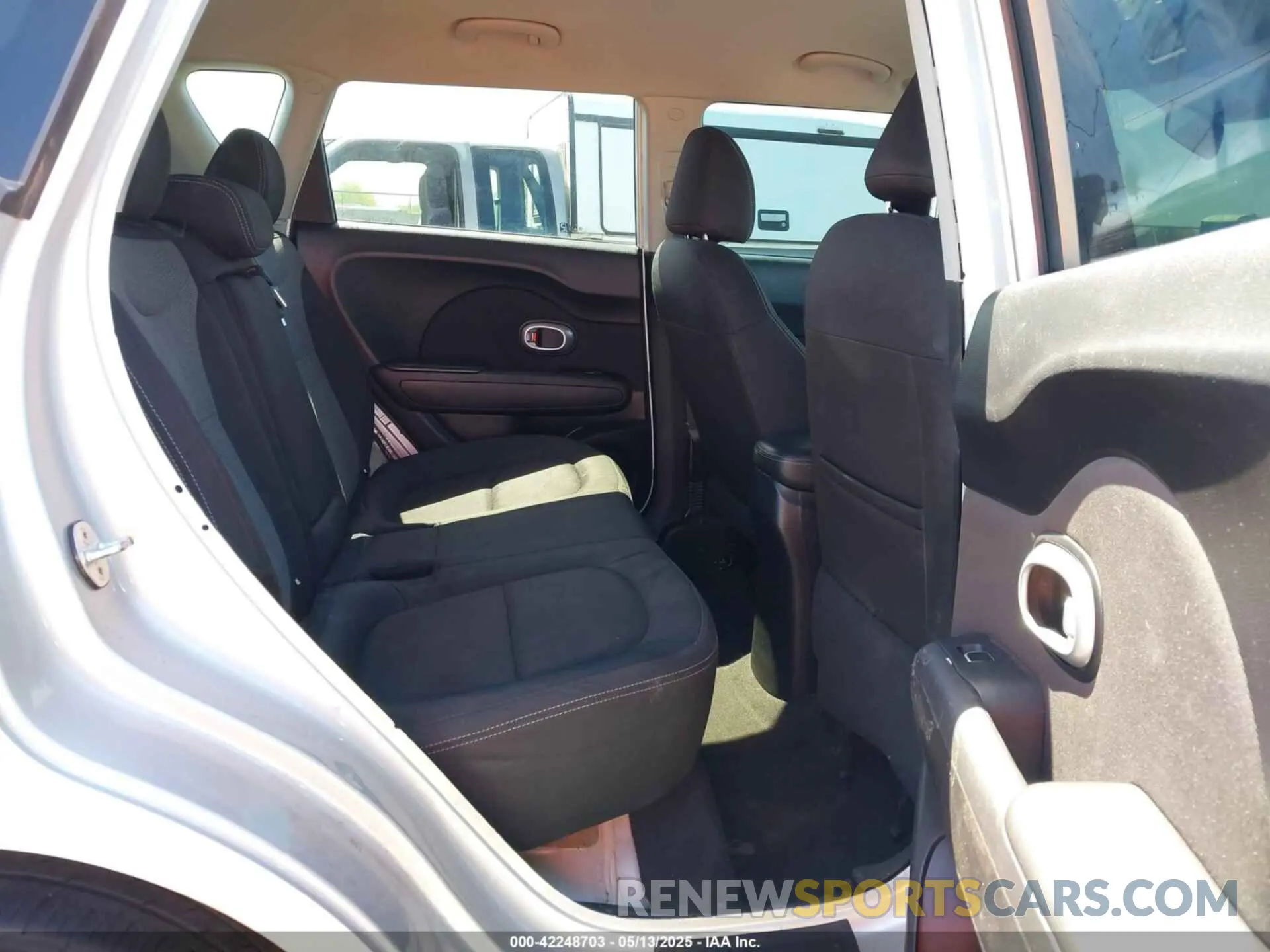 8 fotografías del automóvil dañado KNDJP3A5XK7691270 KIA SOUL 2019