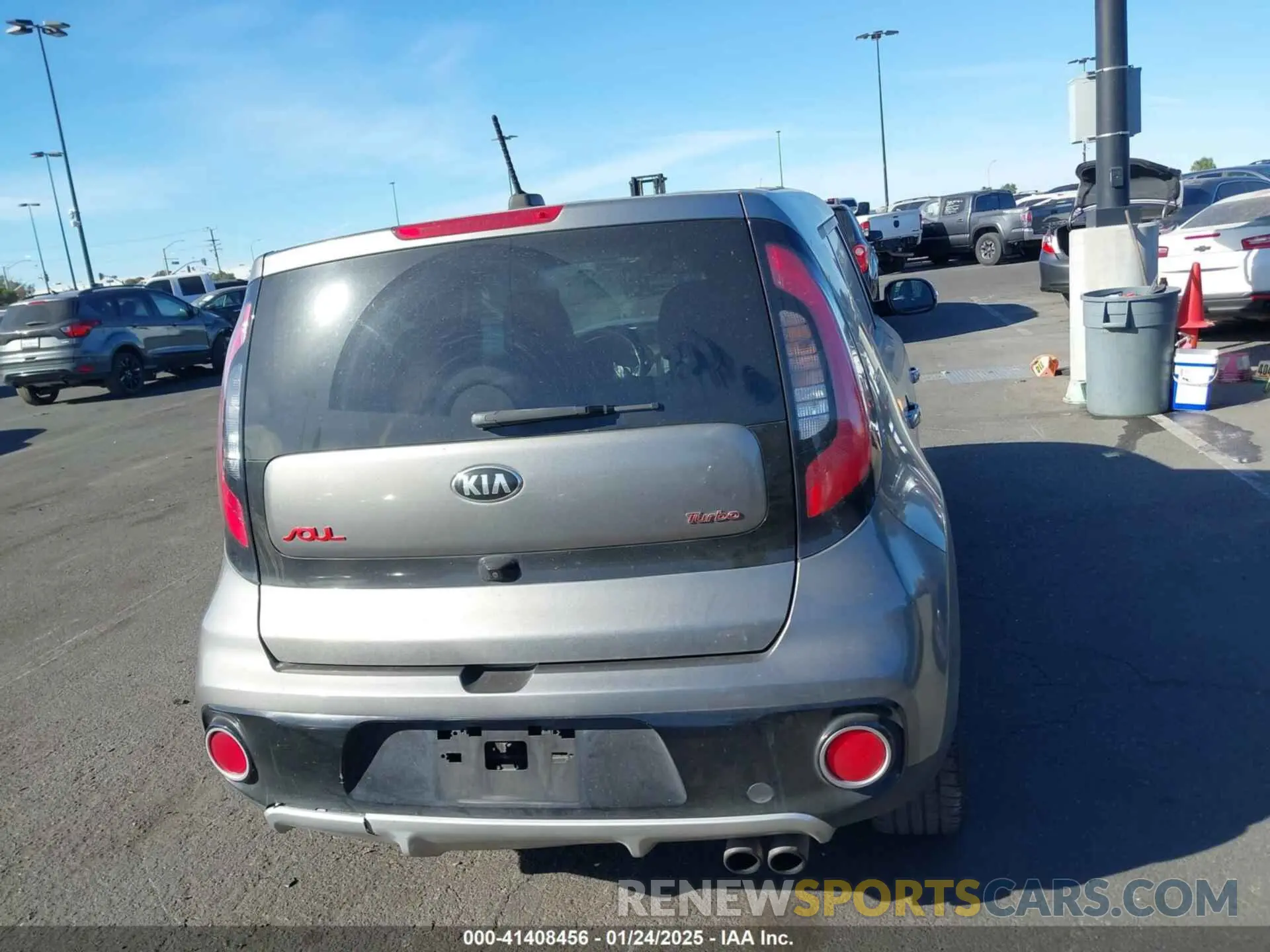 16 fotografías del automóvil dañado KNDJX3AA0K7643189 KIA SOUL 2019