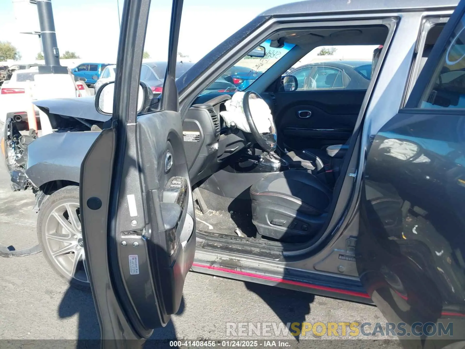 5 fotografías del automóvil dañado KNDJX3AA0K7643189 KIA SOUL 2019