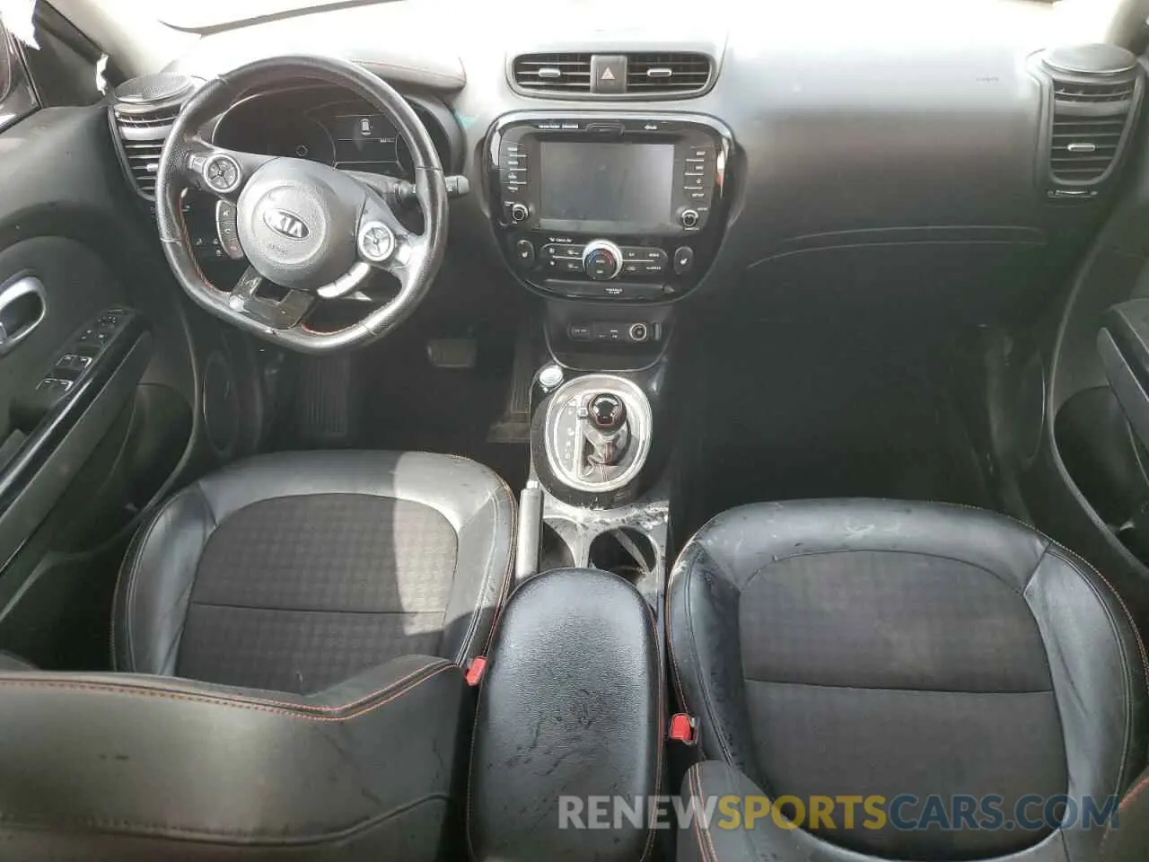 8 fotografías del automóvil dañado KNDJX3AAXK7647475 KIA SOUL 2019