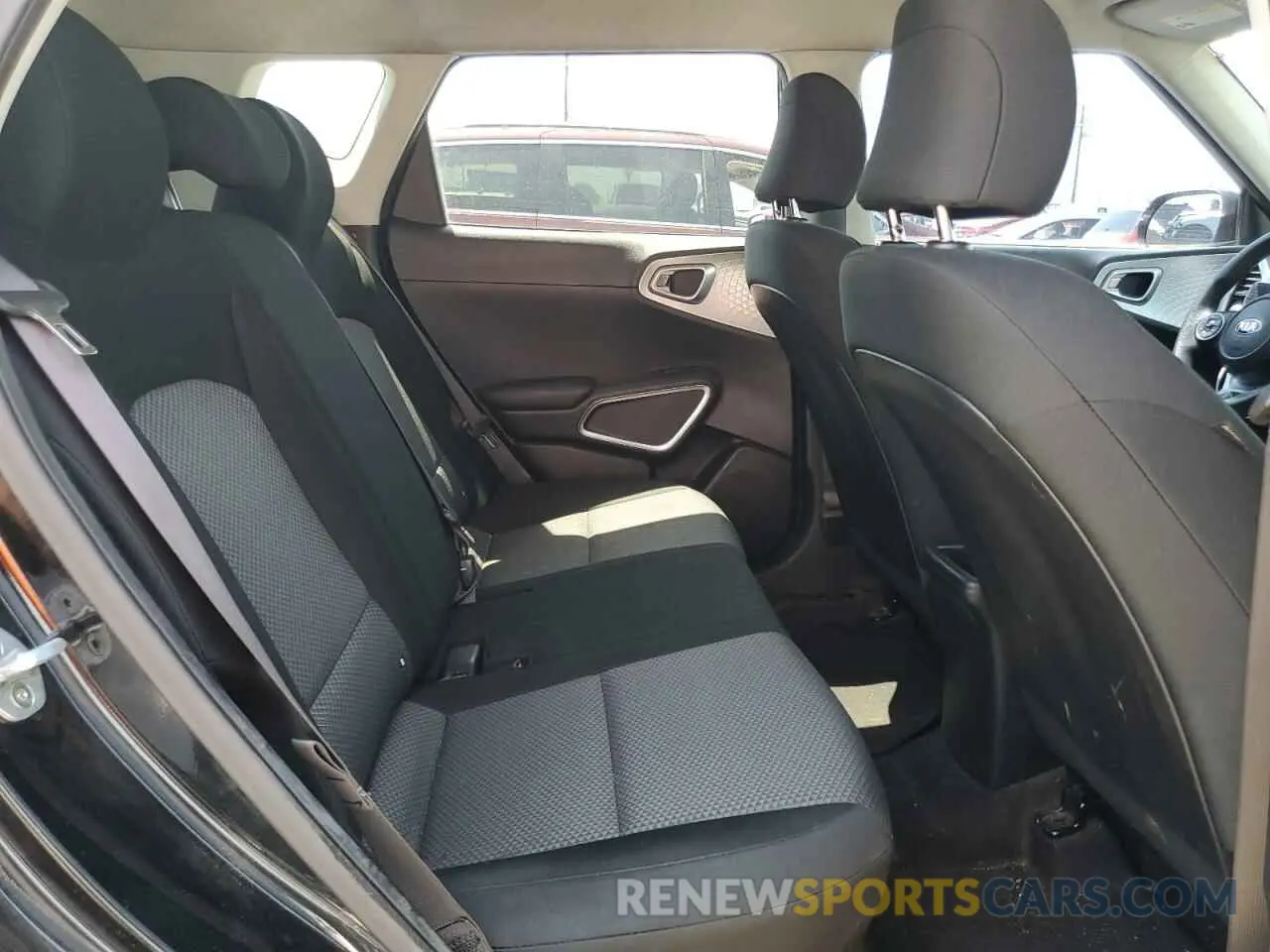 11 fotografías del automóvil dañado KNDJ22AUXL7070189 KIA SOUL 2020