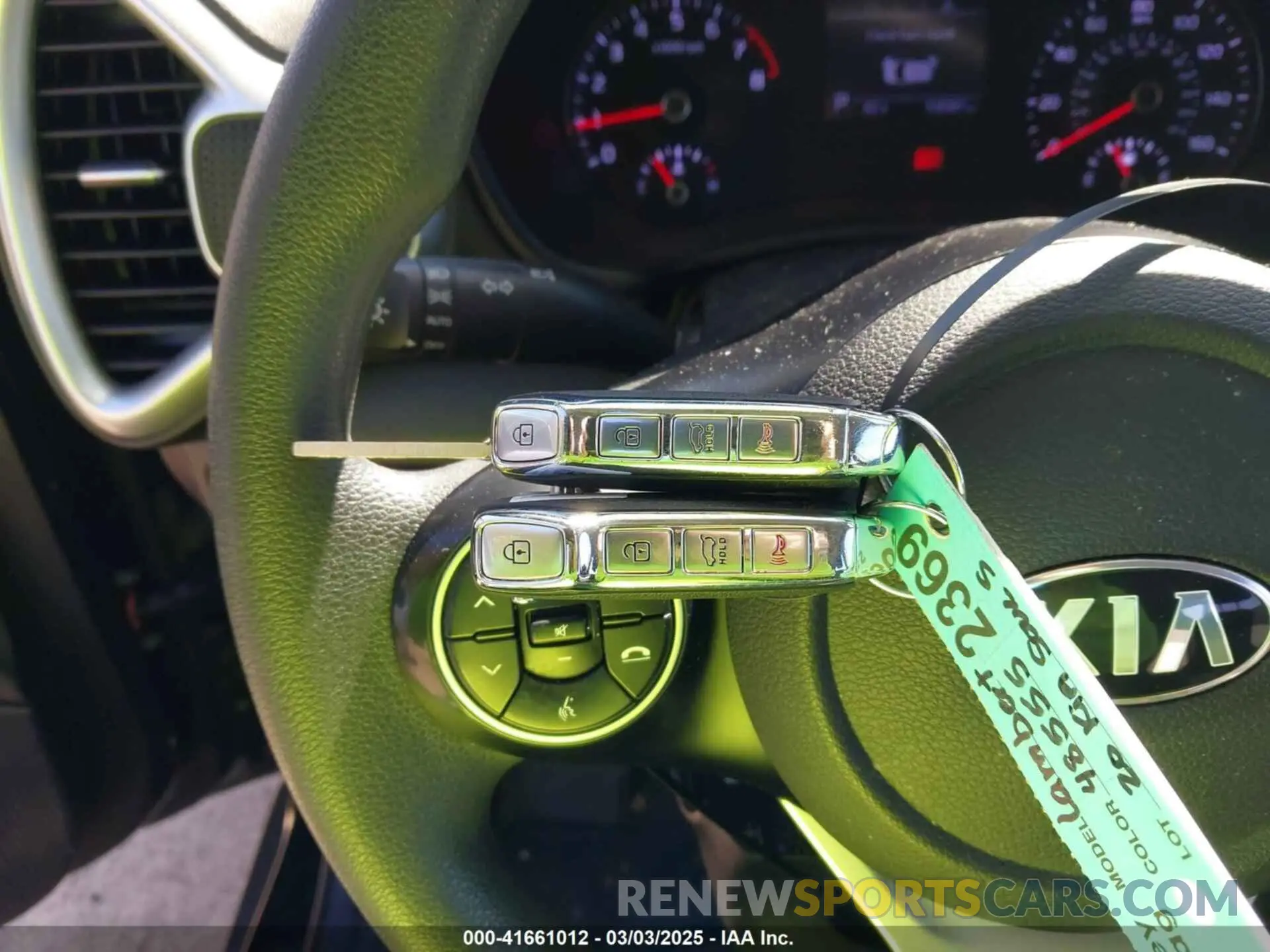 11 fotografías del automóvil dañado KNDJ23AU0L7712585 KIA SOUL 2020