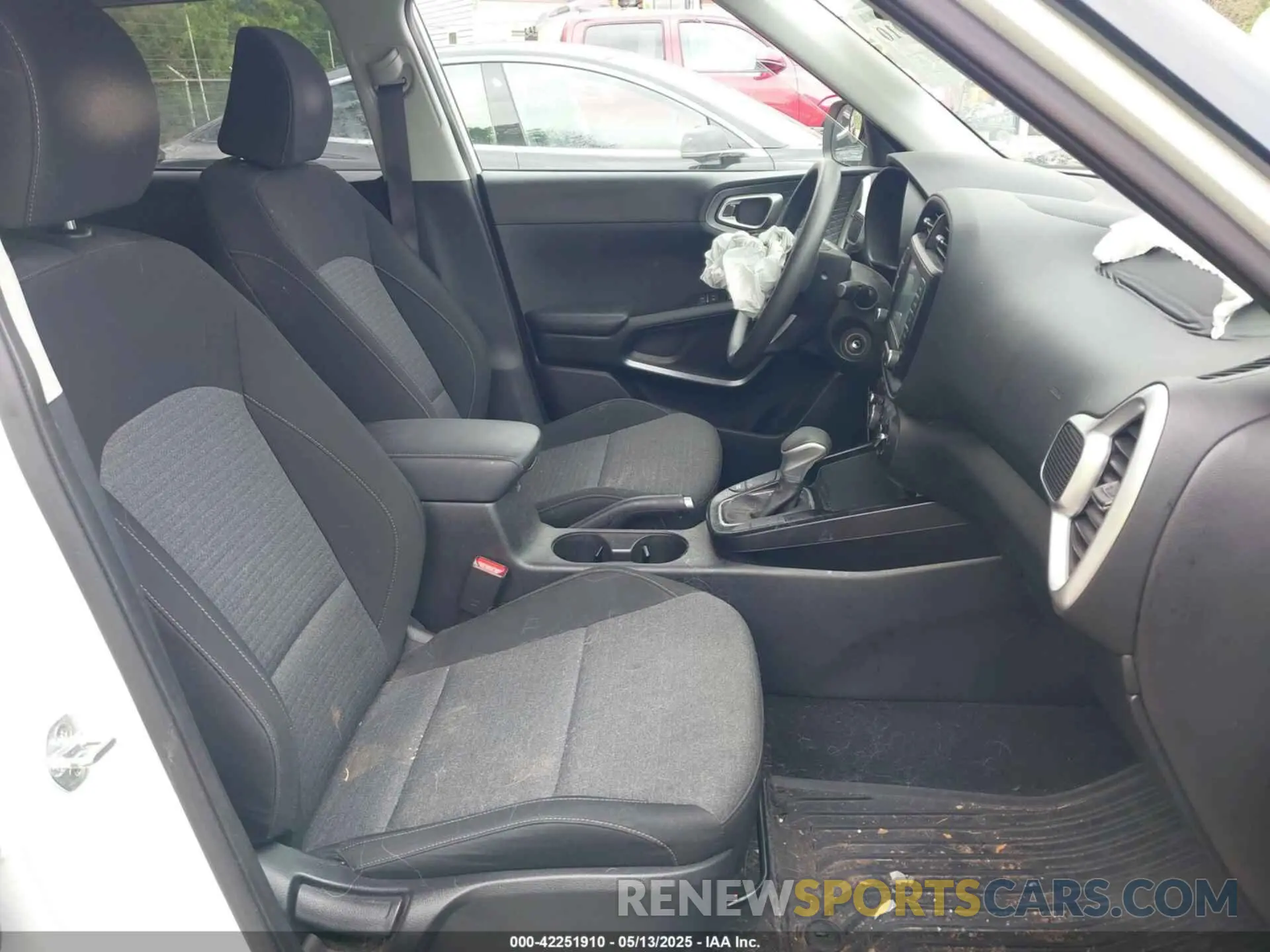 5 fotografías del automóvil dañado KNDJ23AU0L7722100 KIA SOUL 2020