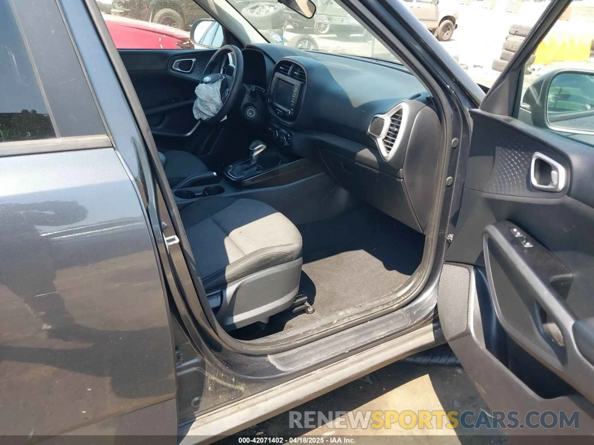 5 fotografías del automóvil dañado KNDJ23AU1L7019301 KIA SOUL 2020
